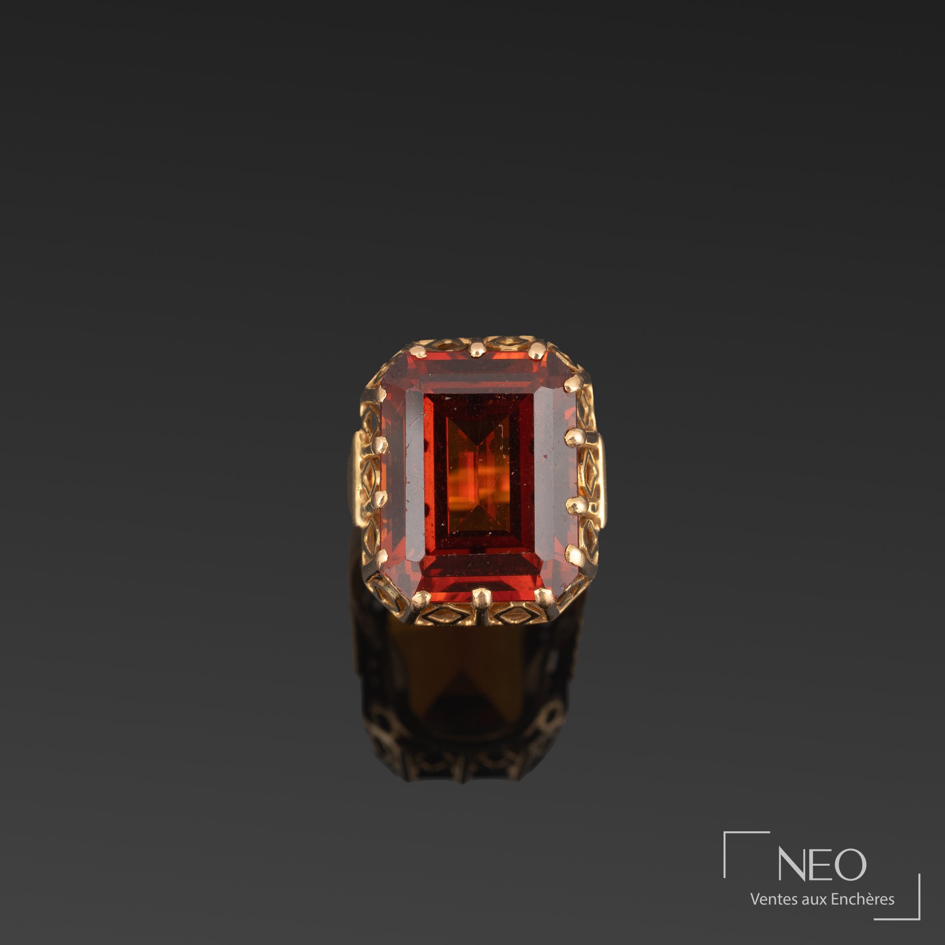 Bague en or jaune sertie d’un saphir synthétique orange rectangulaire