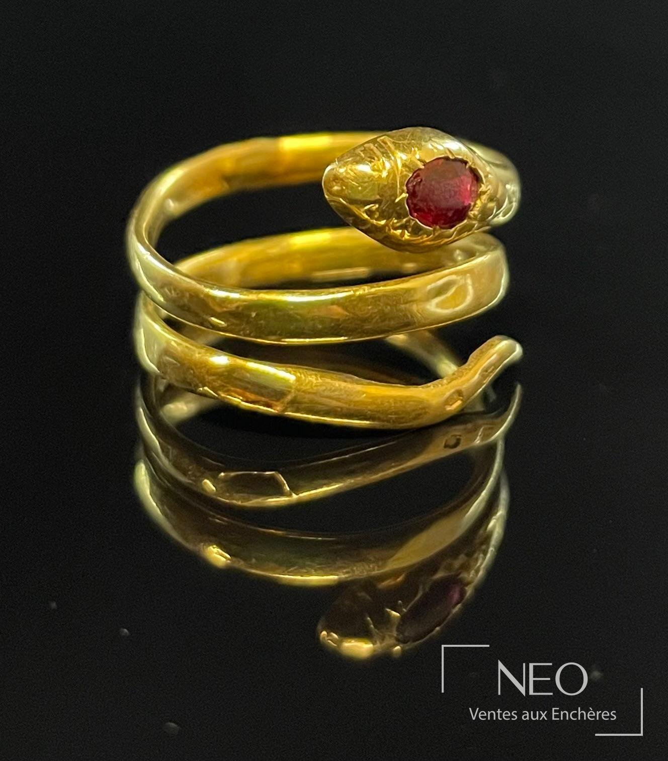 Bague serpent en or jaune 18 carats, tête sertie de verre teinté rouge
