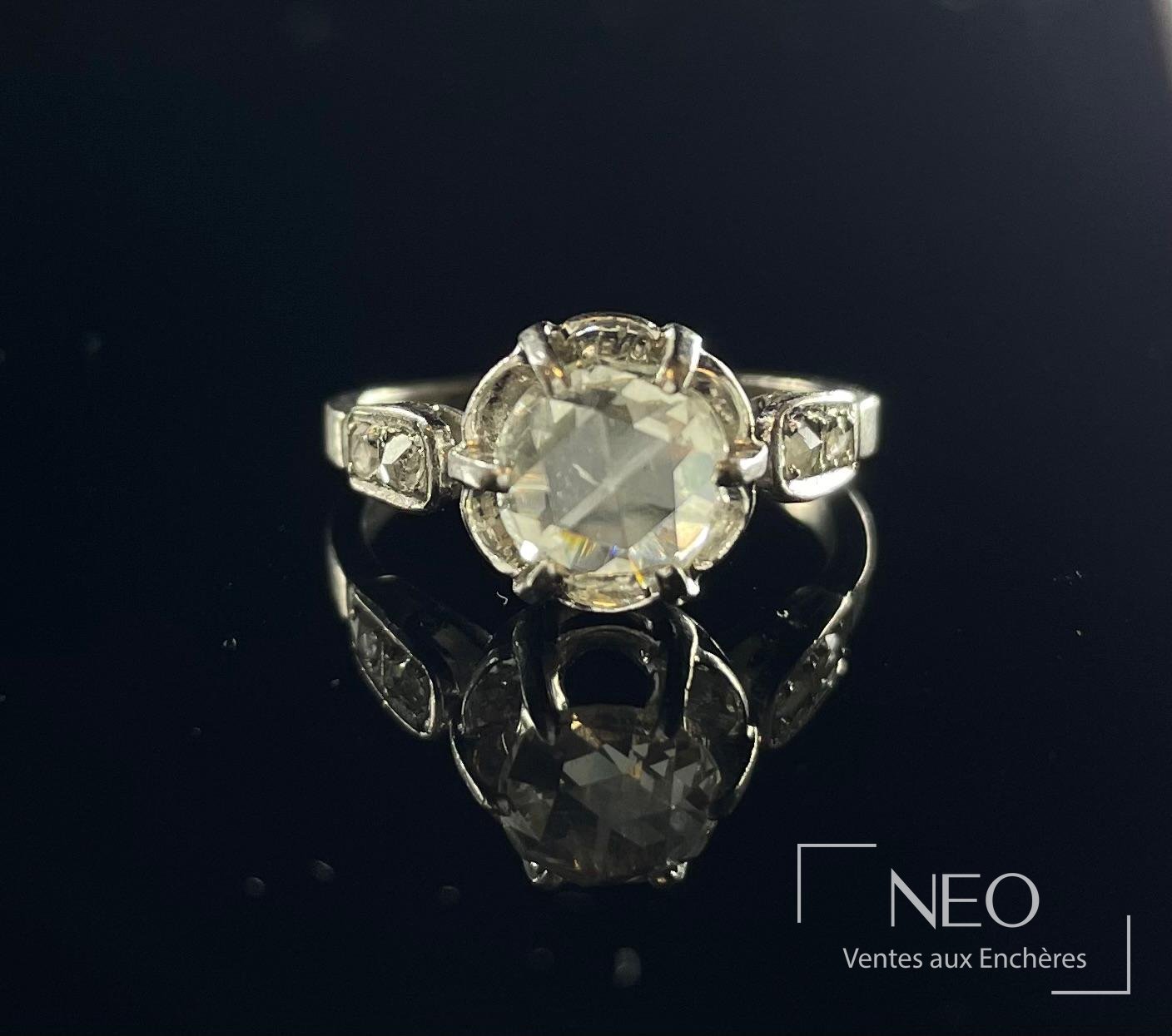 Bague solitaire en or gris 18 carats retenant un diamant taille rose anversoise