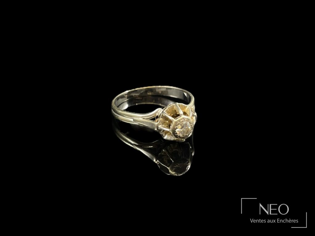 Bague solitaire en or gris avec diamant central