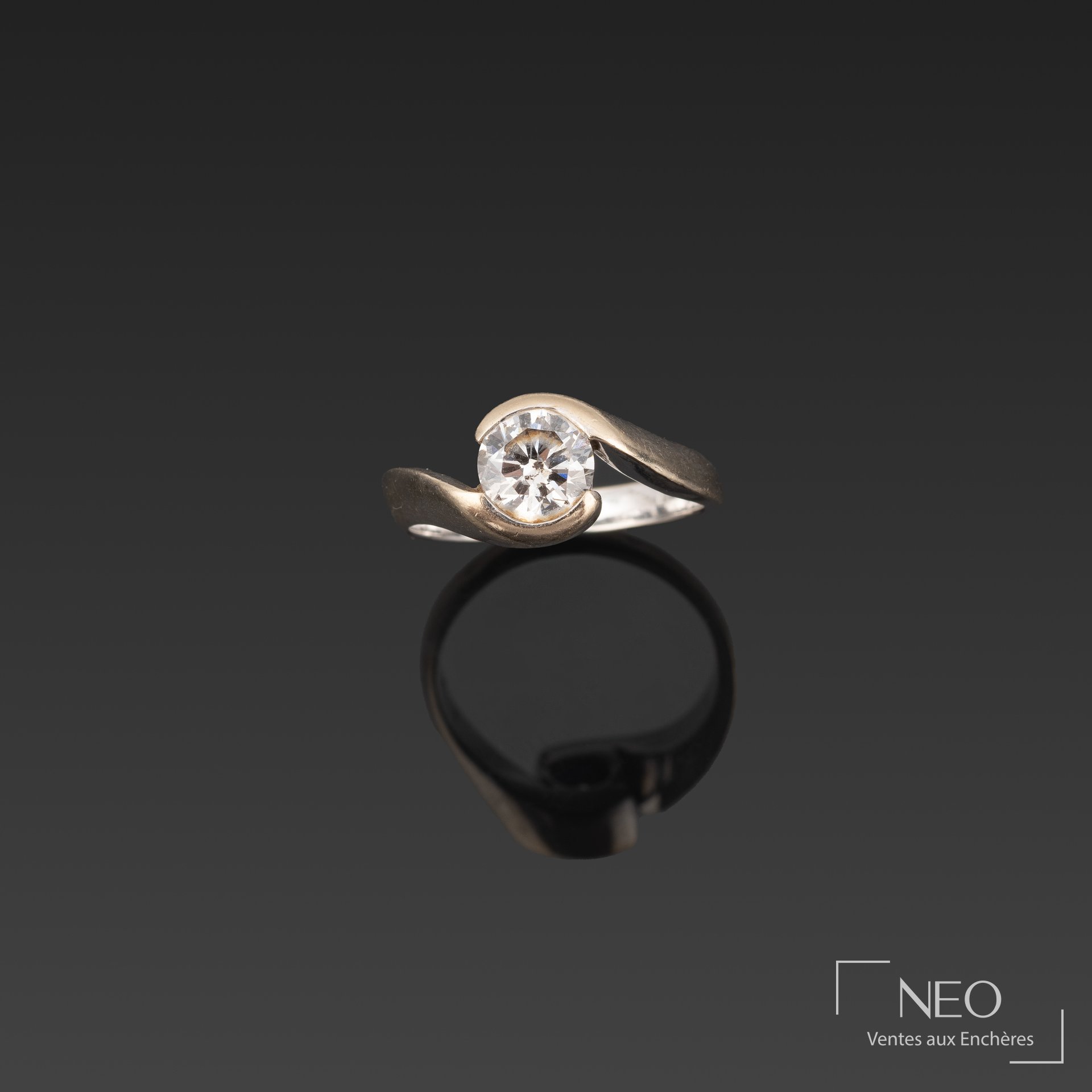 Bague solitaire en or gris avec diamant central en serti clos