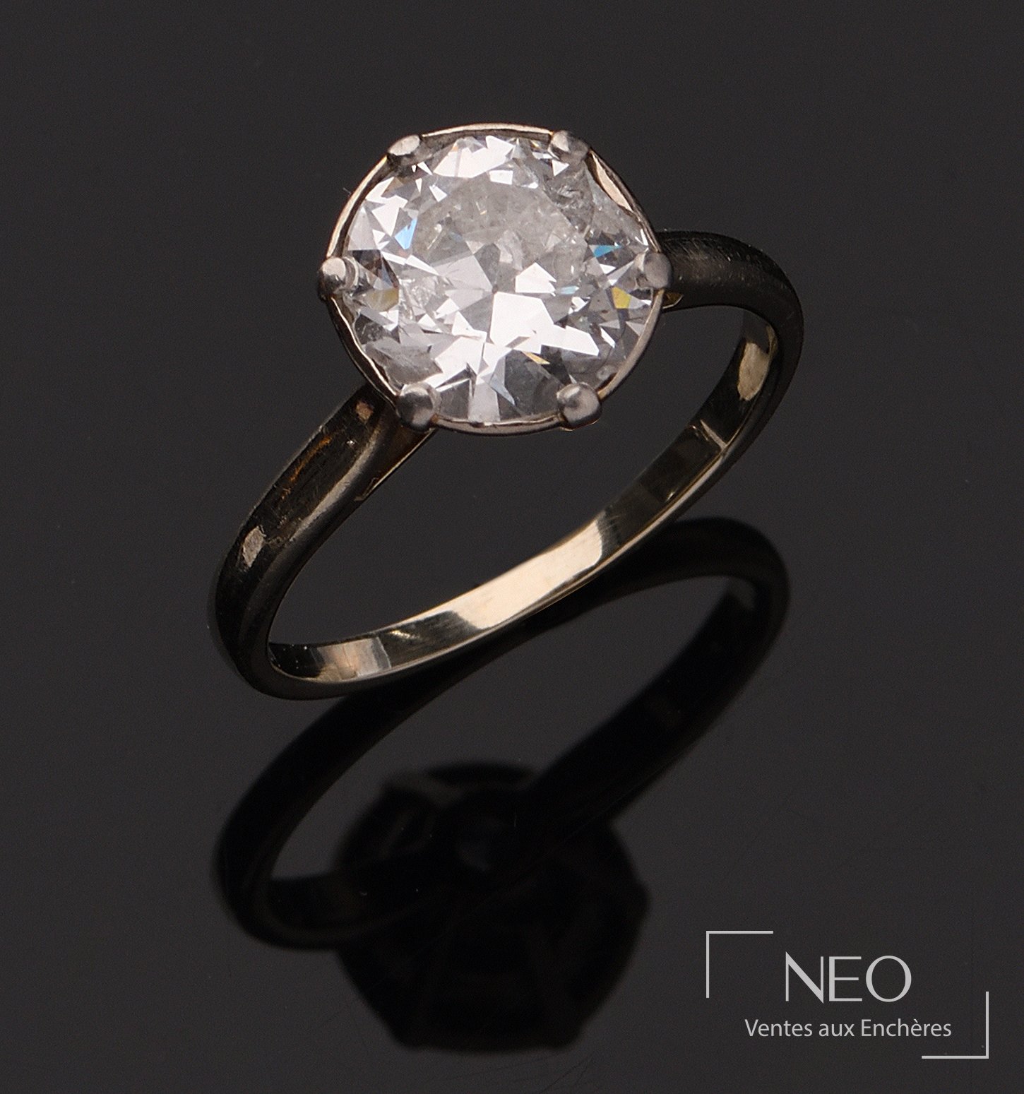 Bague solitaire en platine et or blanc ornée d&rsquo;un diamant old européeene cut