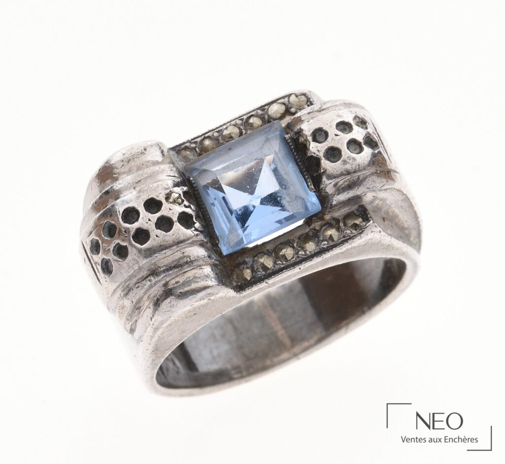 Bague Tank en argent avec pierre bleue carrée et entourage de diamants taille rose