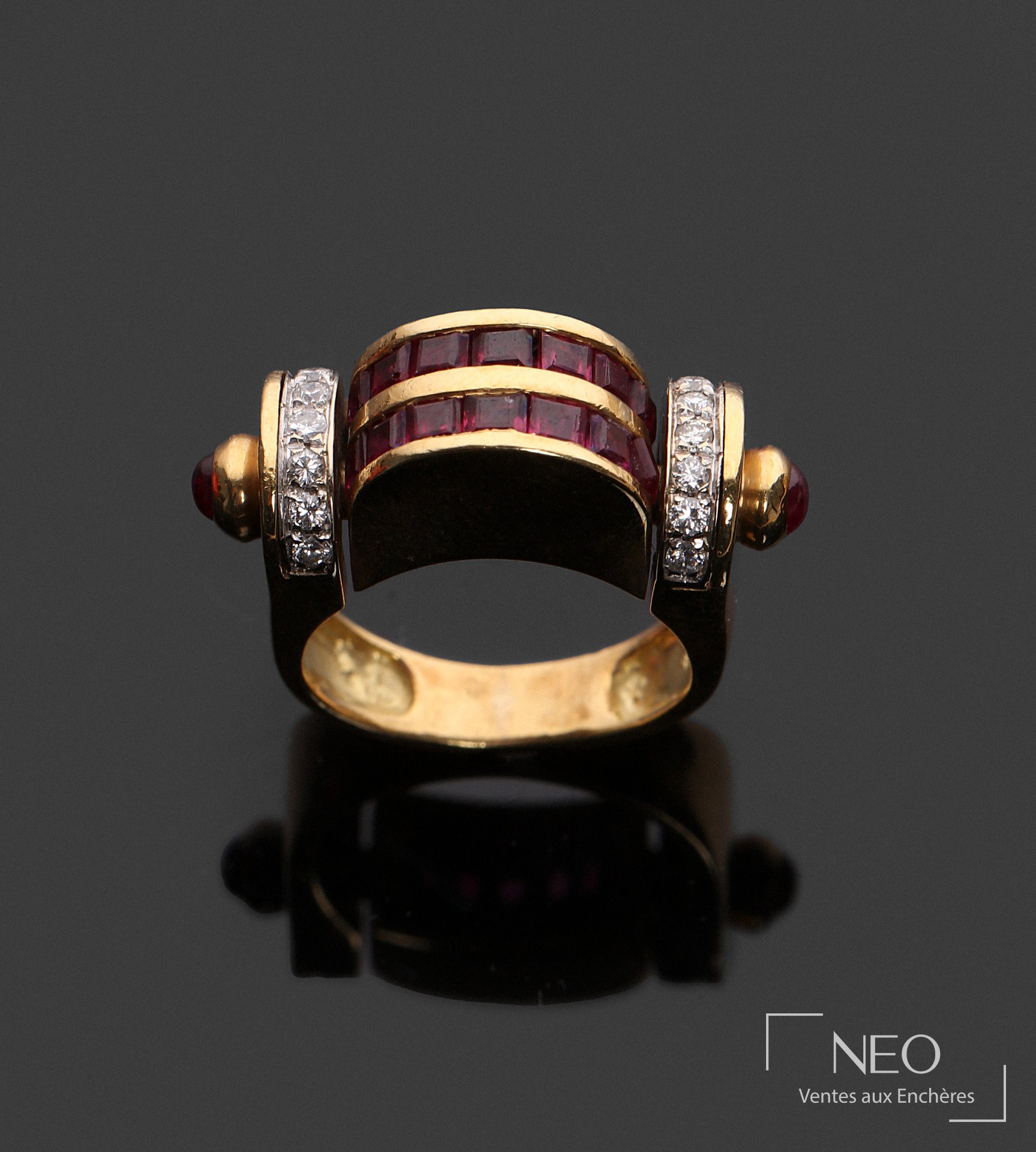 Bague tank en or jaune 18 carats ornée de rubis, grenats et diamants