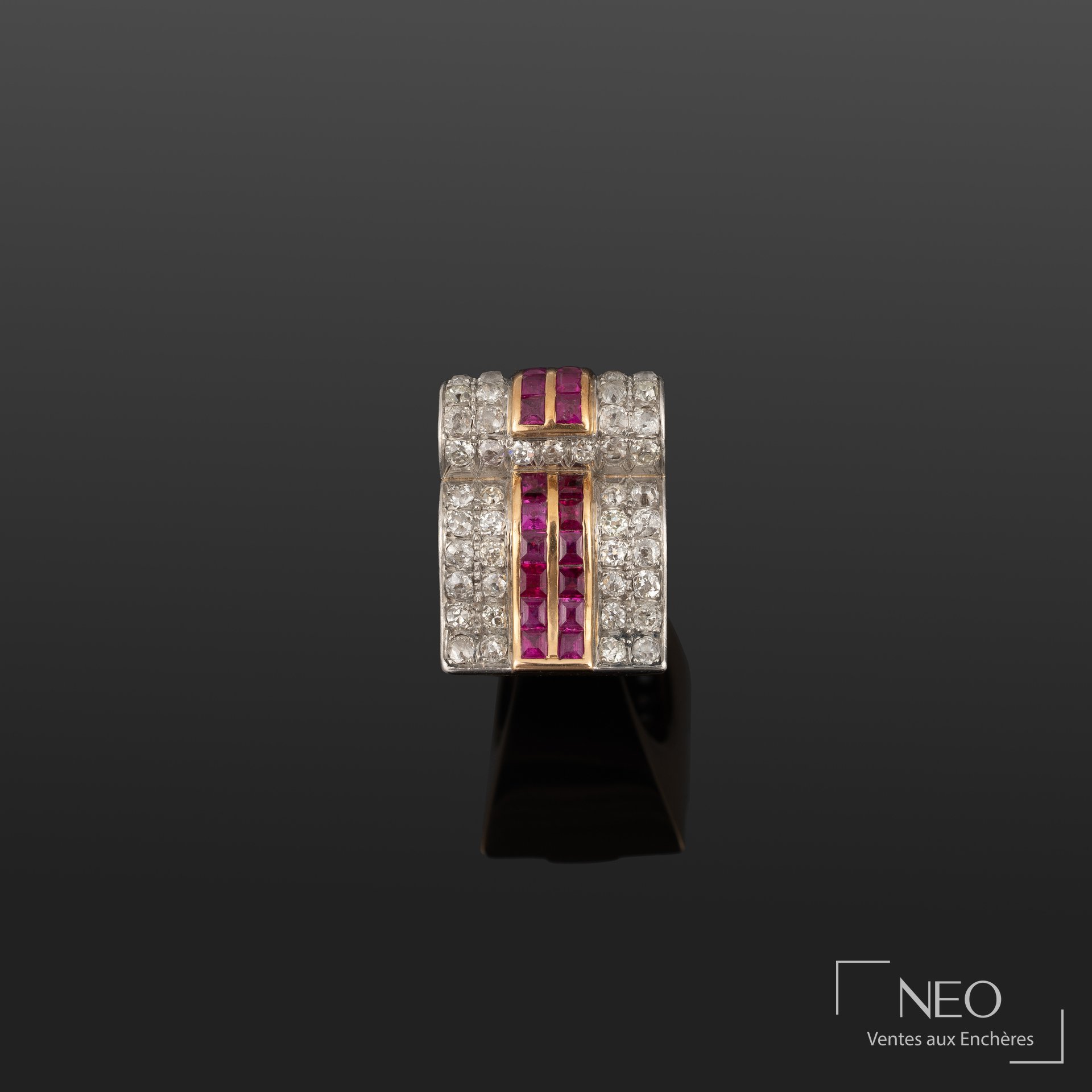 Bague tank en or jaune 18K pavée de rubis et diamants