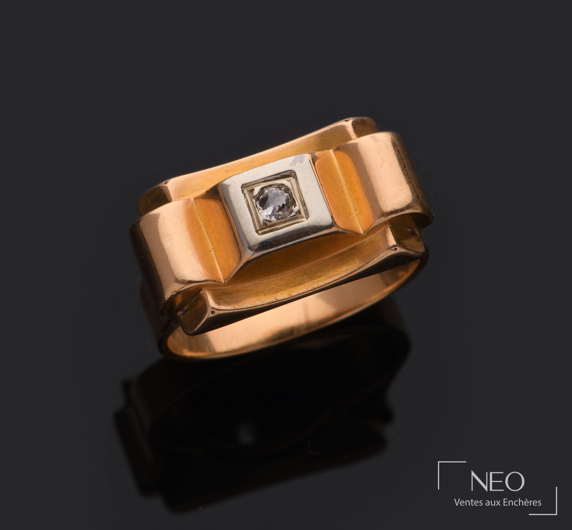 Bague tank en ors jaune et gris 18 carats centrée d&rsquo;un diamant