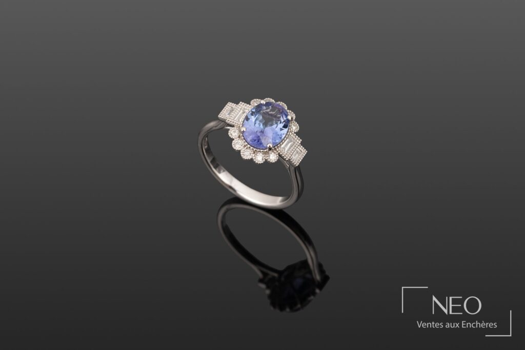 Bague en or blanc sertie d'une tanzanite ovale et de diamants