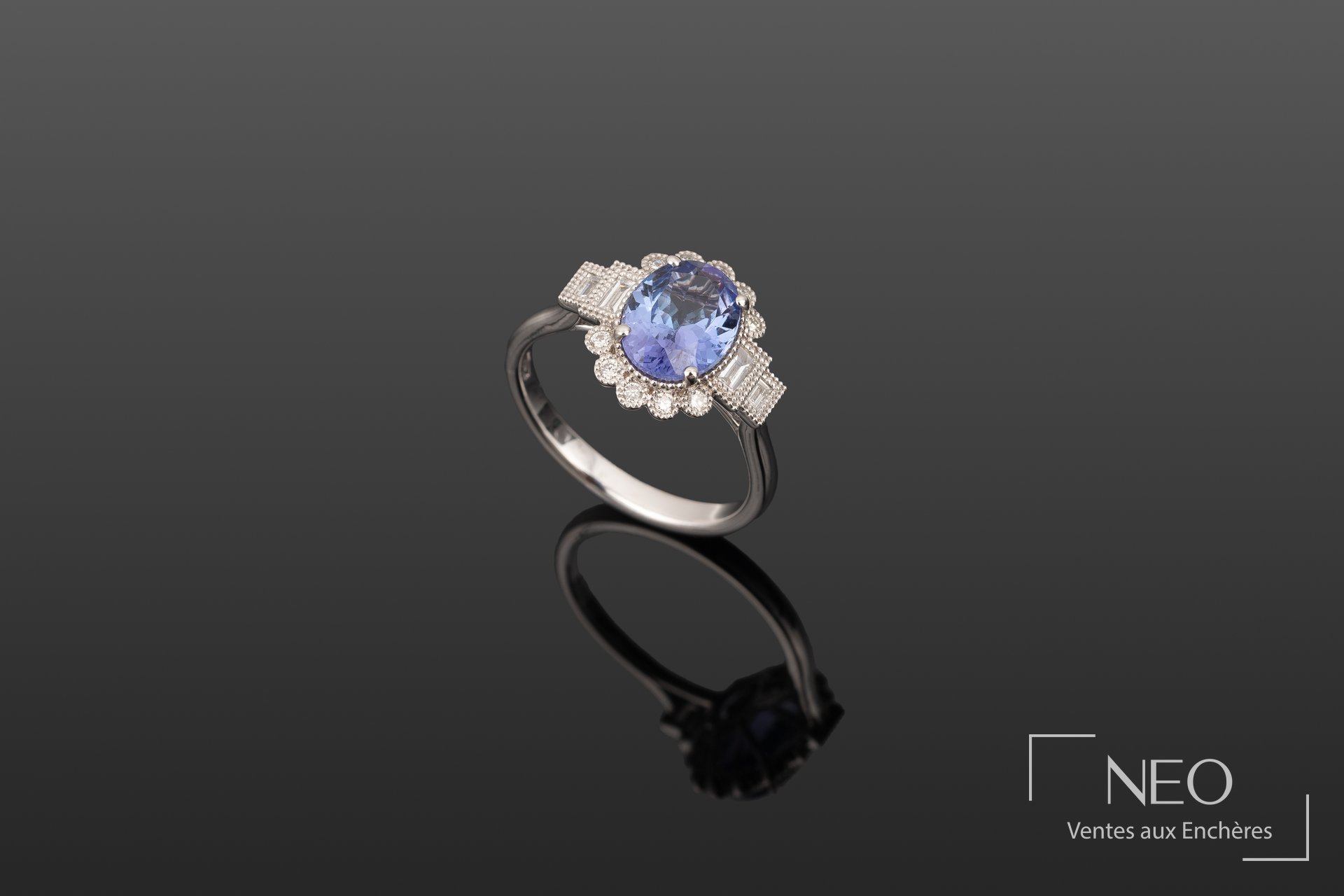 Bague en or blanc 18K, tanzanite ovale et diamants