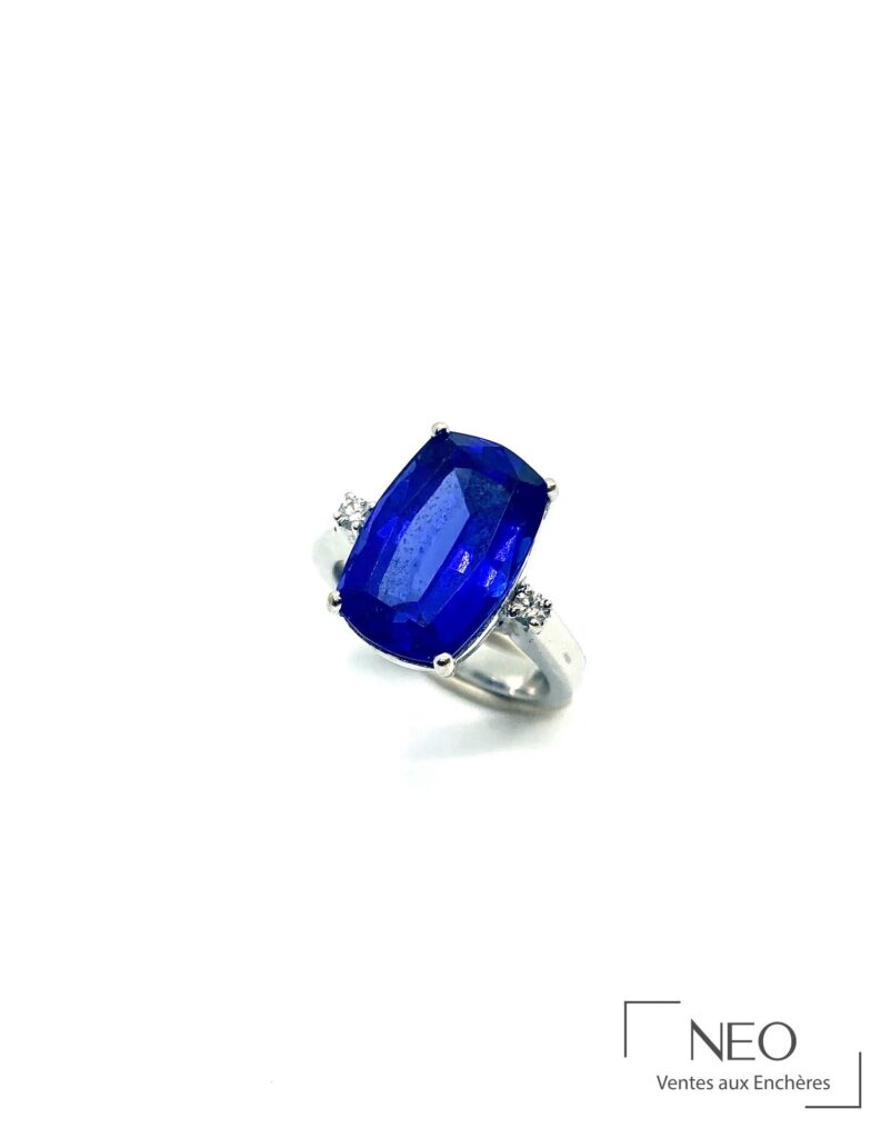 Bague en or gris avec tanzanite ovale et deux diamants de part et d’autre