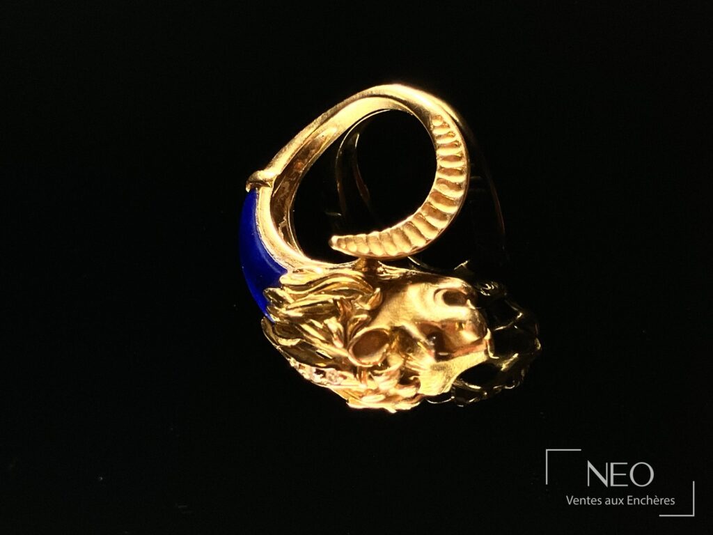 Bague tête de lion en or jaune avec lapis lazulis