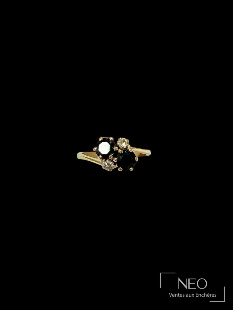 Bague Toi et Moi en or gris avec deux pierres bleues et de petits diamants