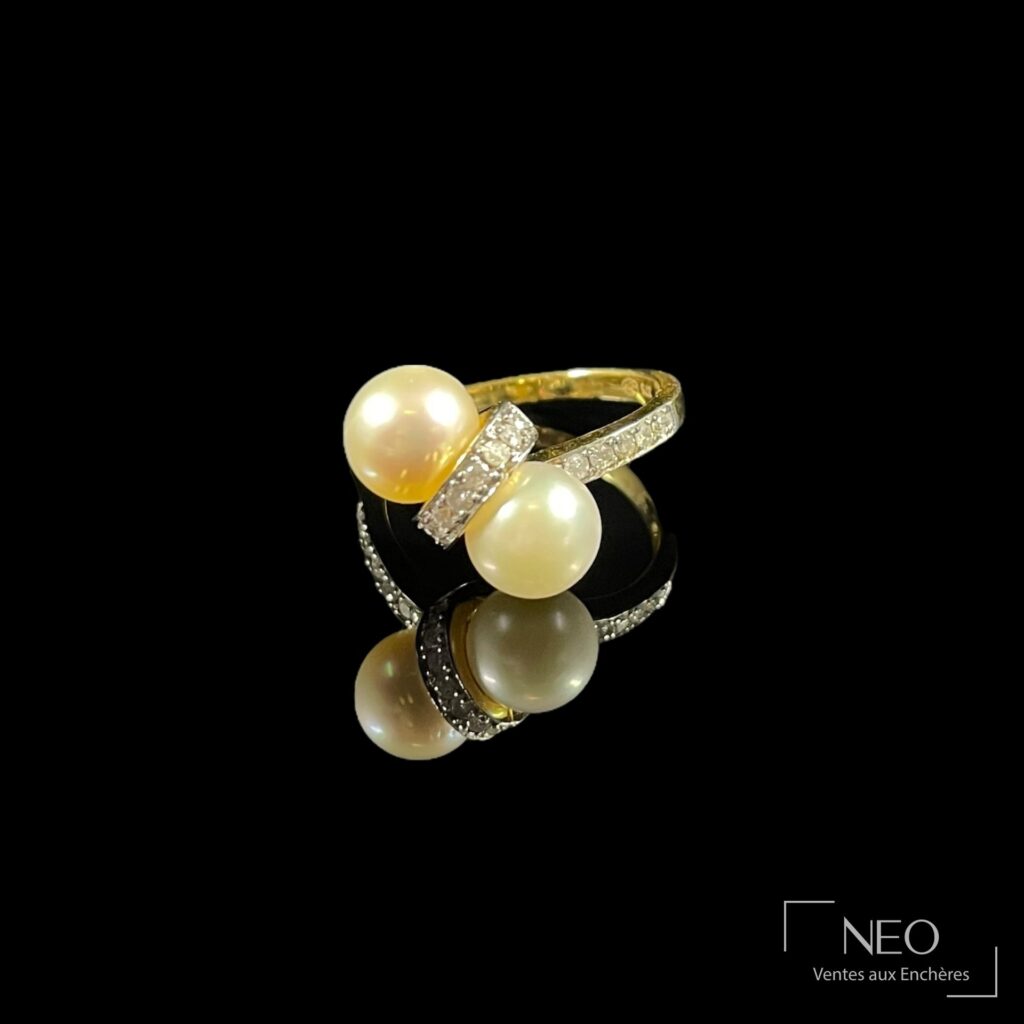 Bague toi et moi en or jaune avec deux perles de culture et ligne de diamants