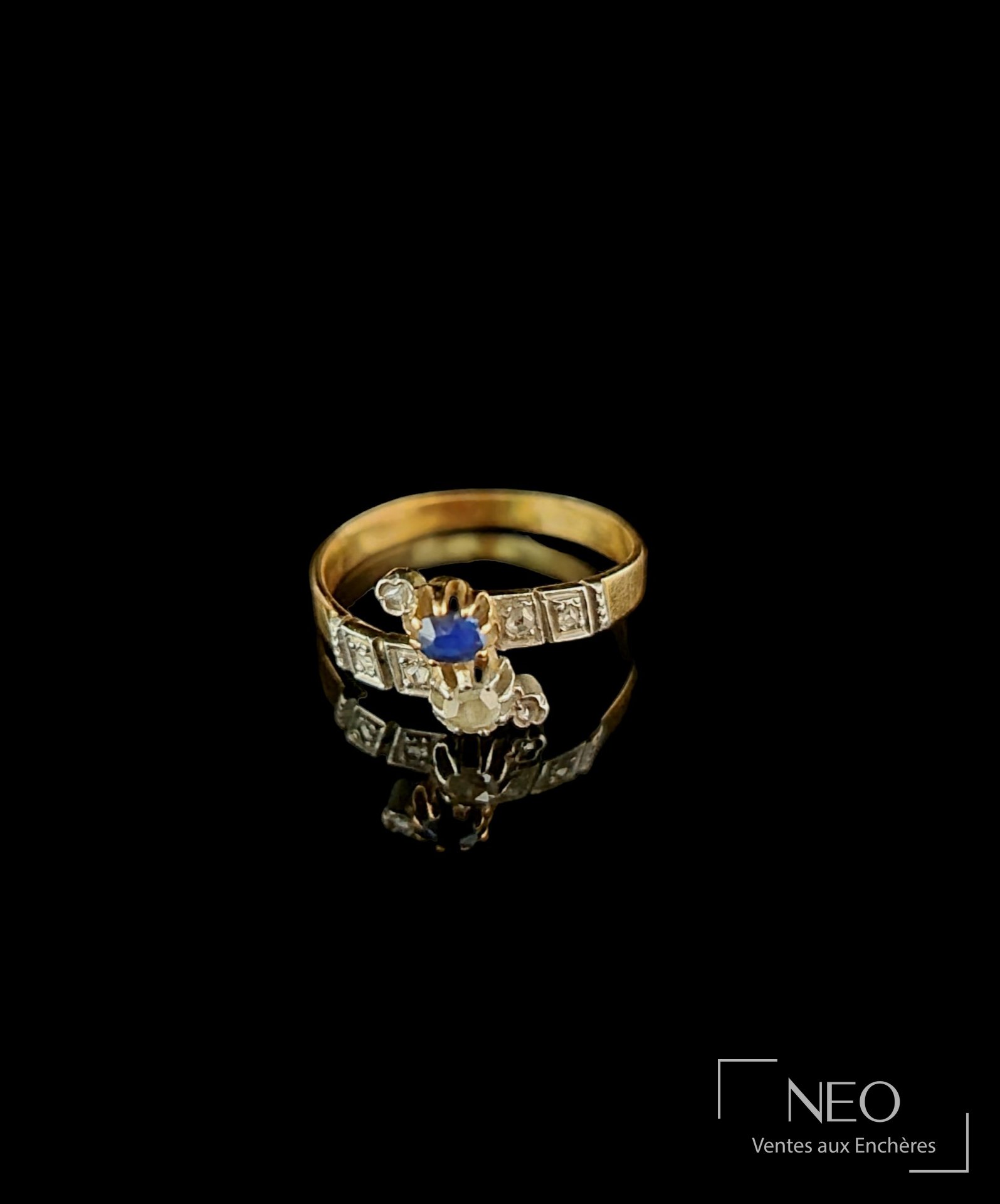 Bague Toi & Moi en ors jaune et gris 18 carats, diamants et pierre bleue
