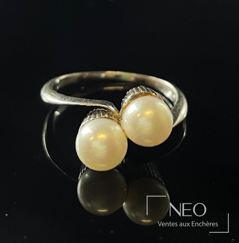Bague toi et moi en platine avec deux perles blanches sur fond noir