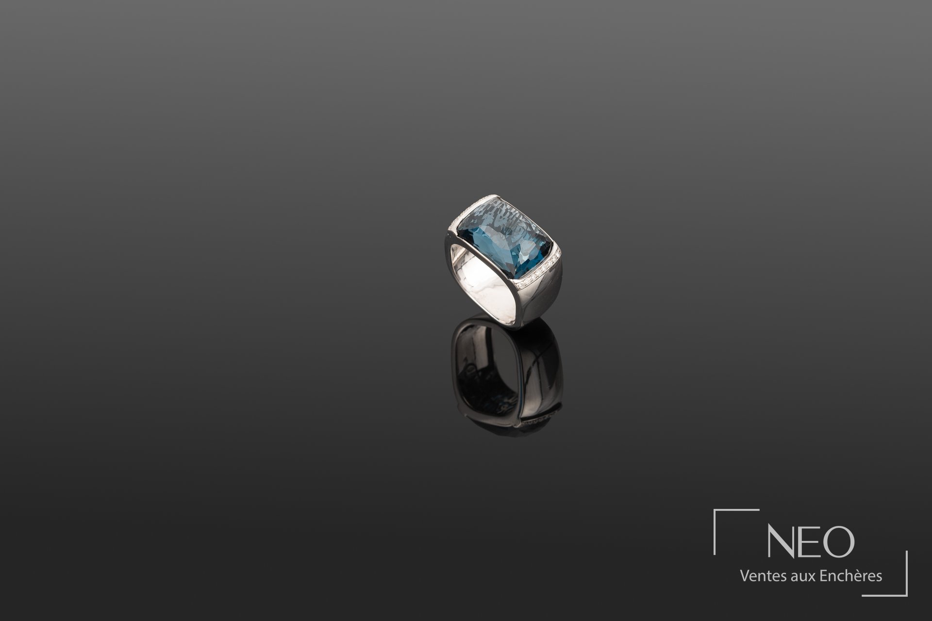 Bague en or gris 18K à topaze london et diamants