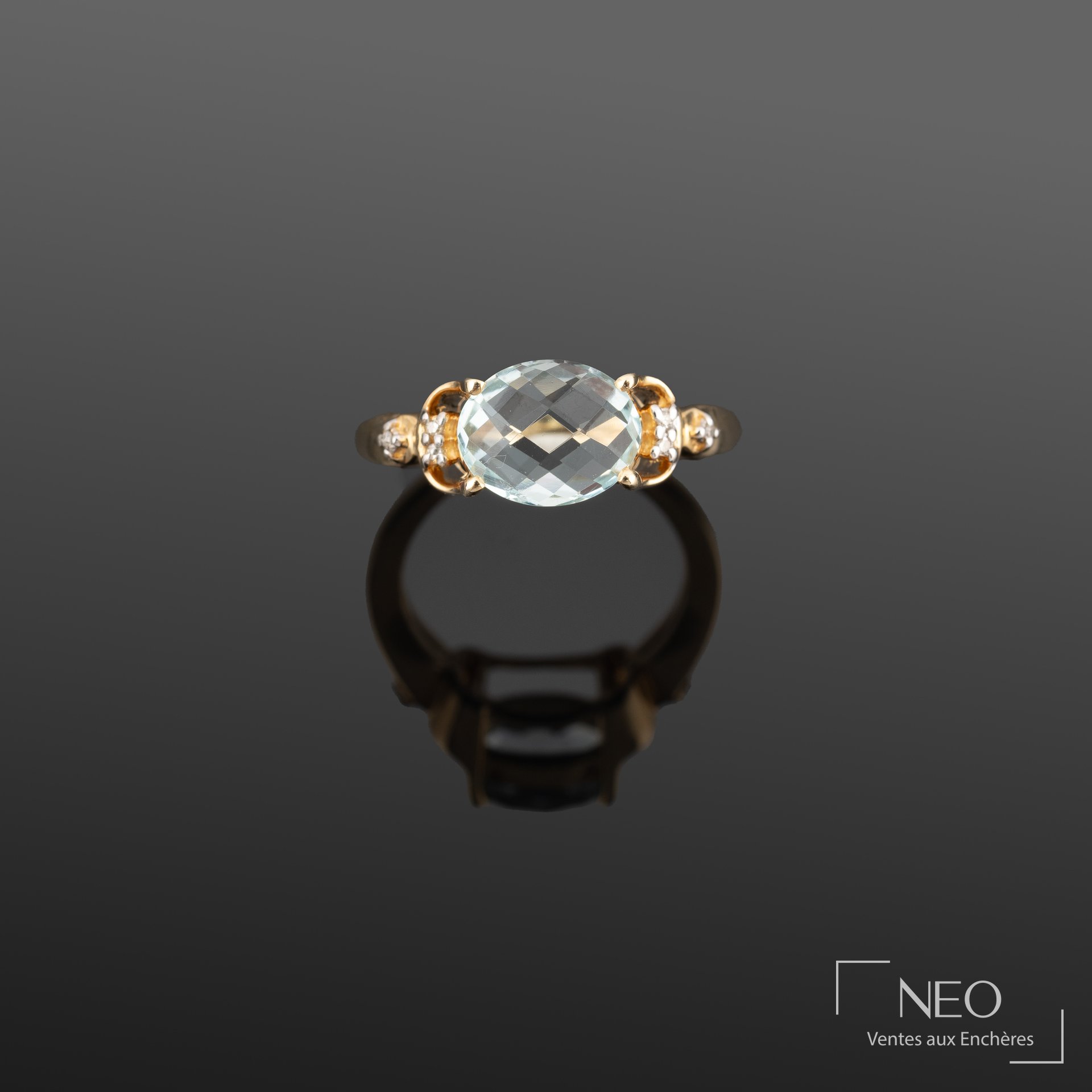Bague en vermeil sertie d’une aigue-marine ovale épaulée de diamants