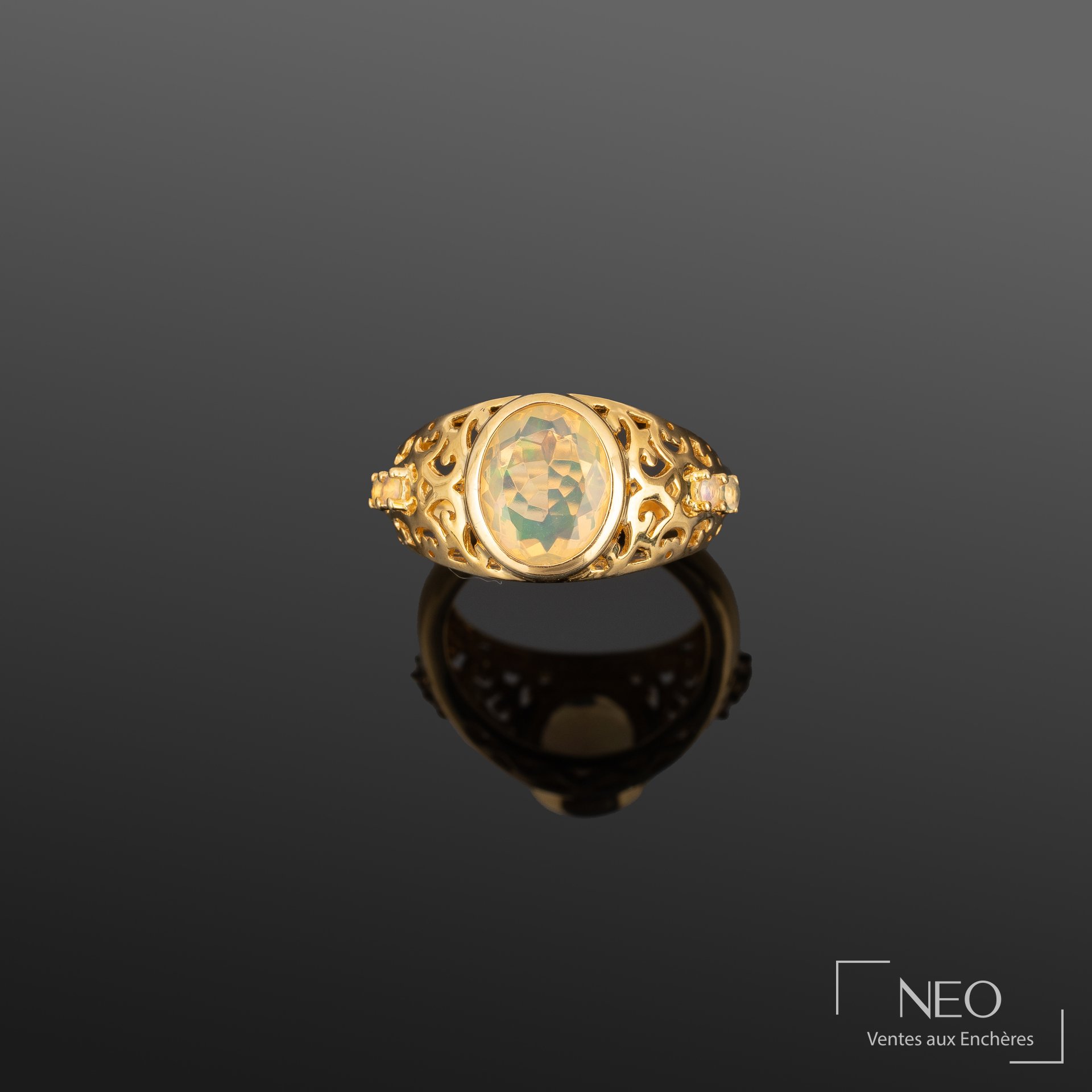 Bague en vermeil sertie d’opale, anneau ajouré réhaussé d’opales