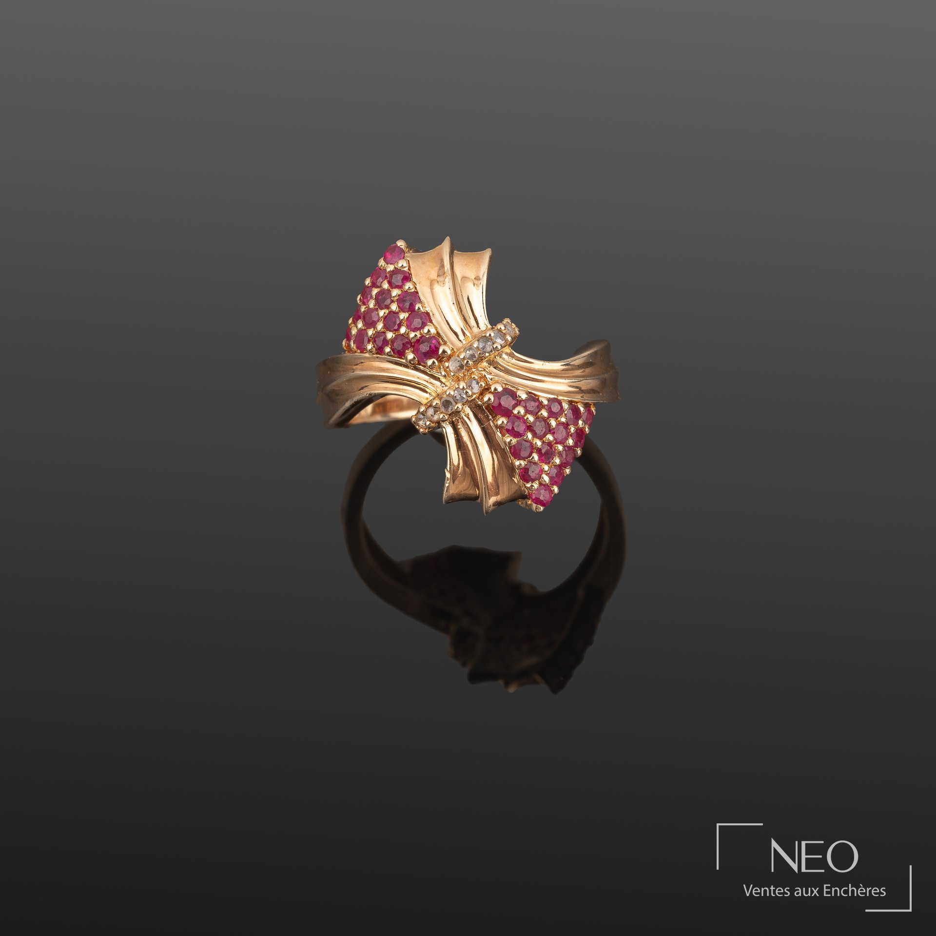 Bague en vermeil en forme de nœud sertie de rubis et de diamants