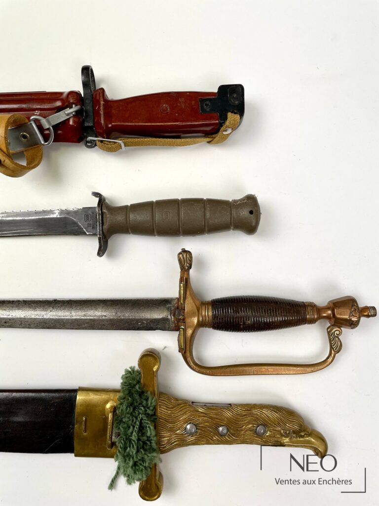 Ensemble de quatre armes blanches présenté de face sur fond blanc