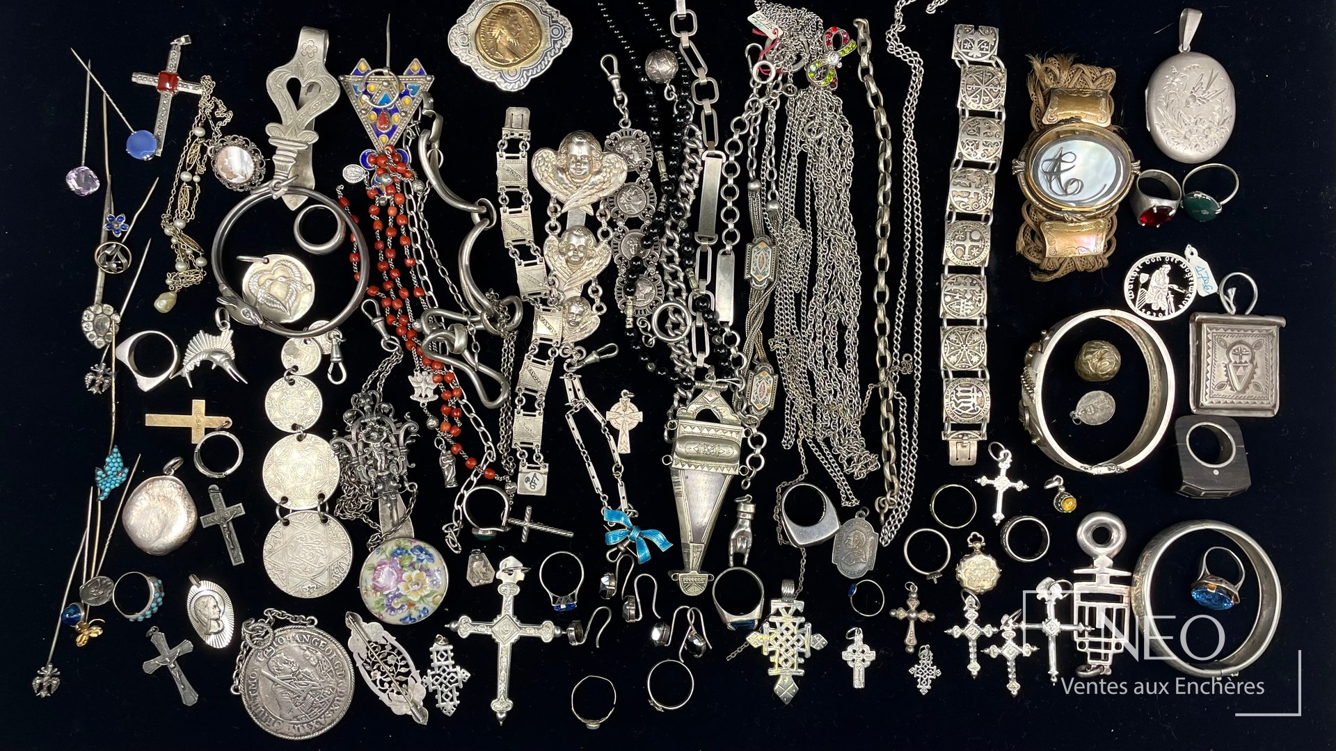 Bijoux divers en argent, ensemble de bagues, croix, chaînes et colliers