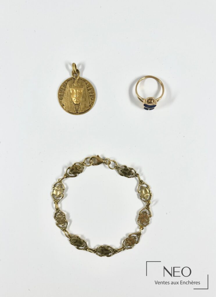 Ensemble de bijoux égyptisants avec pendentif