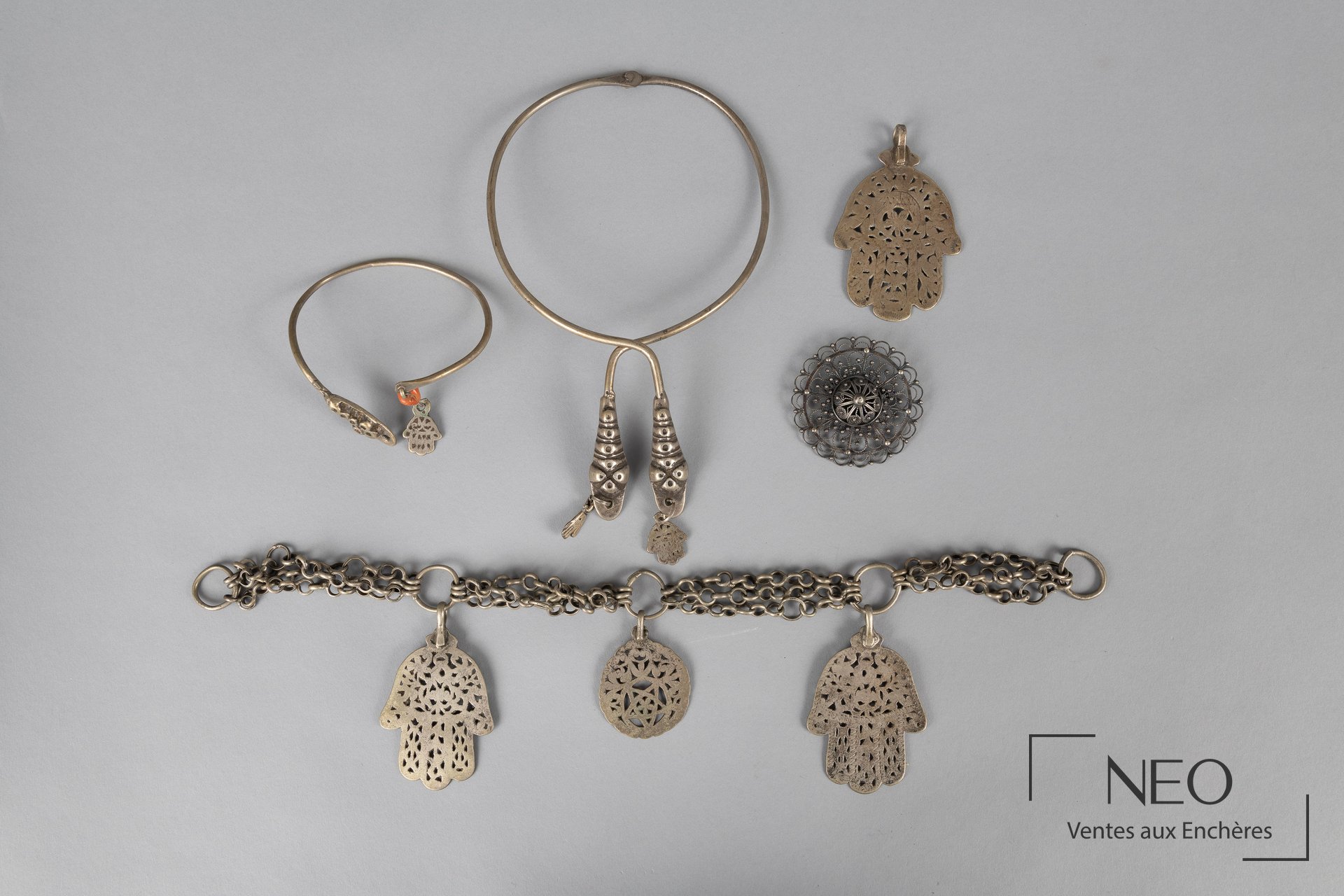 Lot de bijoux tunisiens en argent, main de Fatma et corail