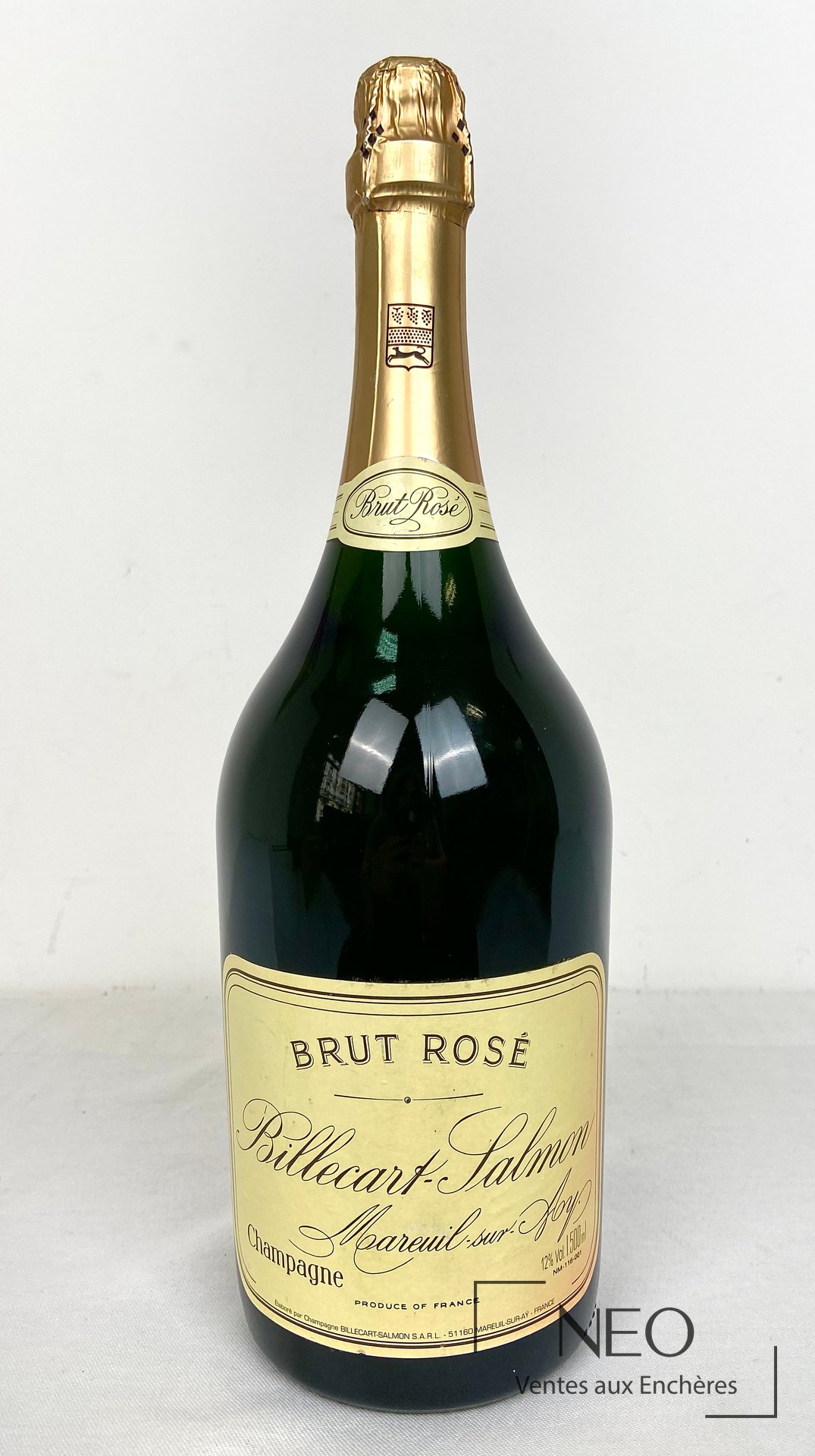 Magnum Billecart-Salmon Brut rosé vu de face avec étiquette et col doré