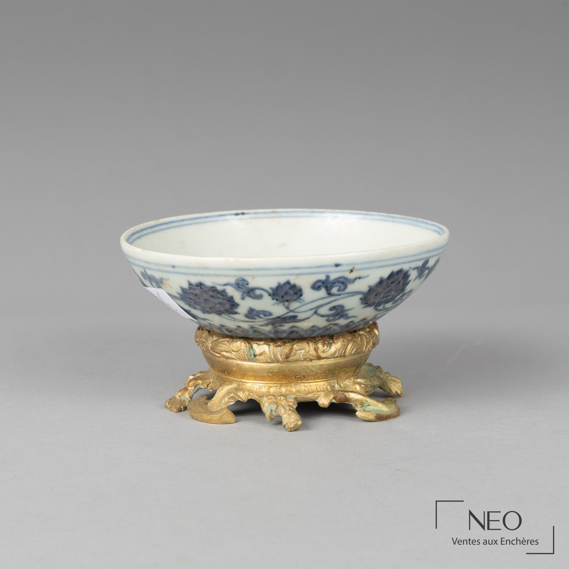 Bol chinois en porcelaine bleu et blanc à décor de lotus, monture rocaille