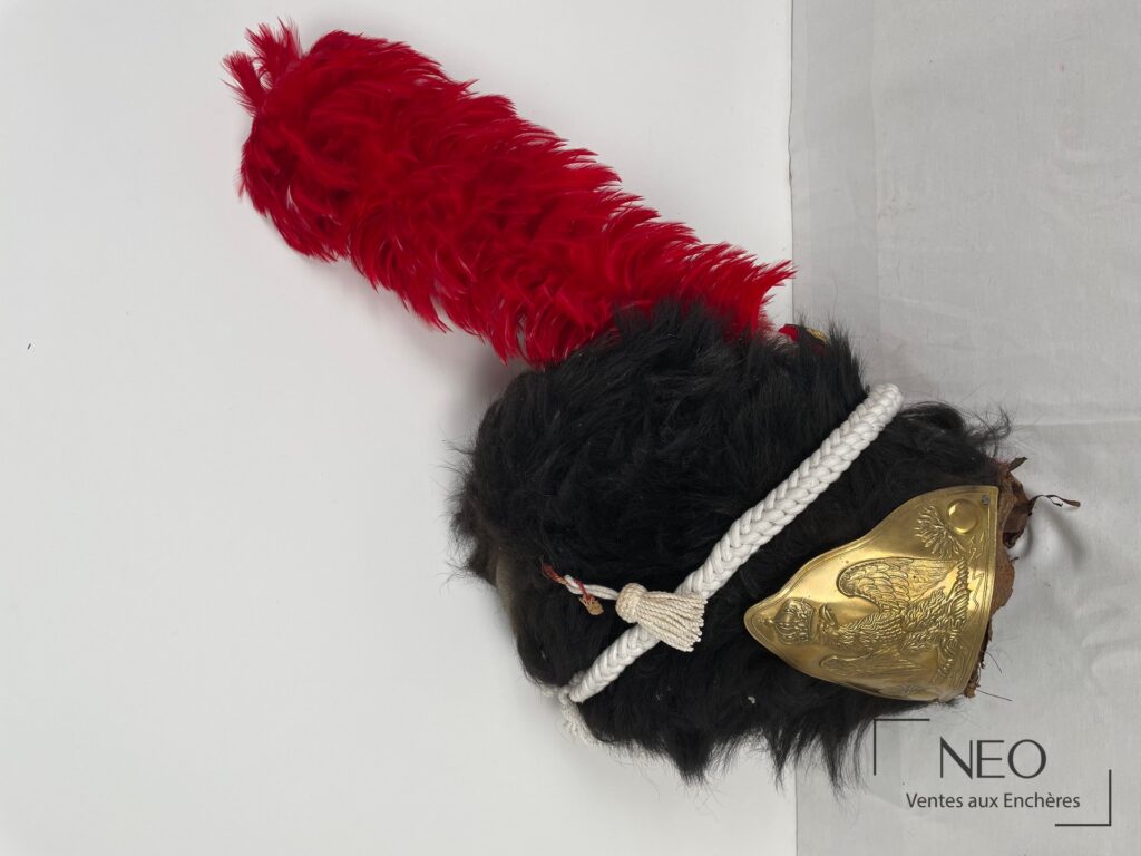 Bonnet à poil noir avec grande plume rouge et plaque en laiton à l'aigle