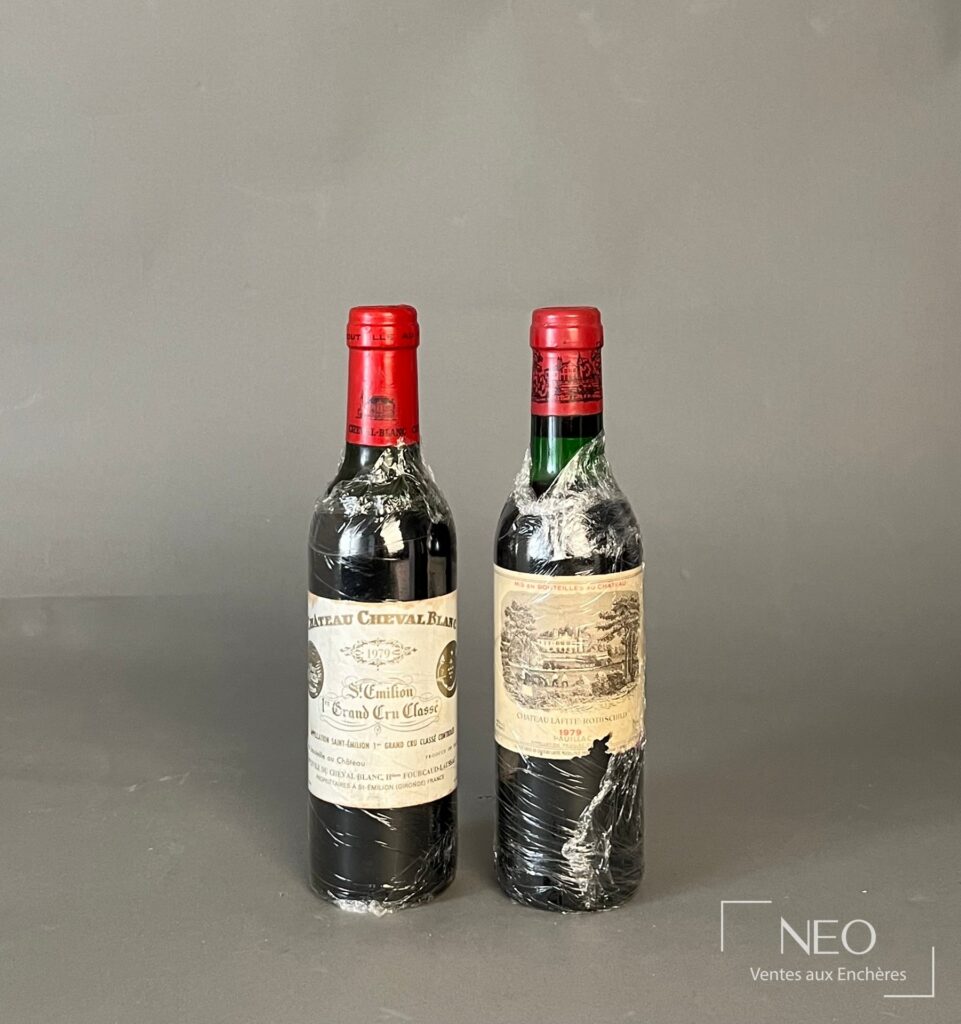 Deux demi-bouteilles de Bordeaux 1979 avec capsules rouges et étiquettes anciennes