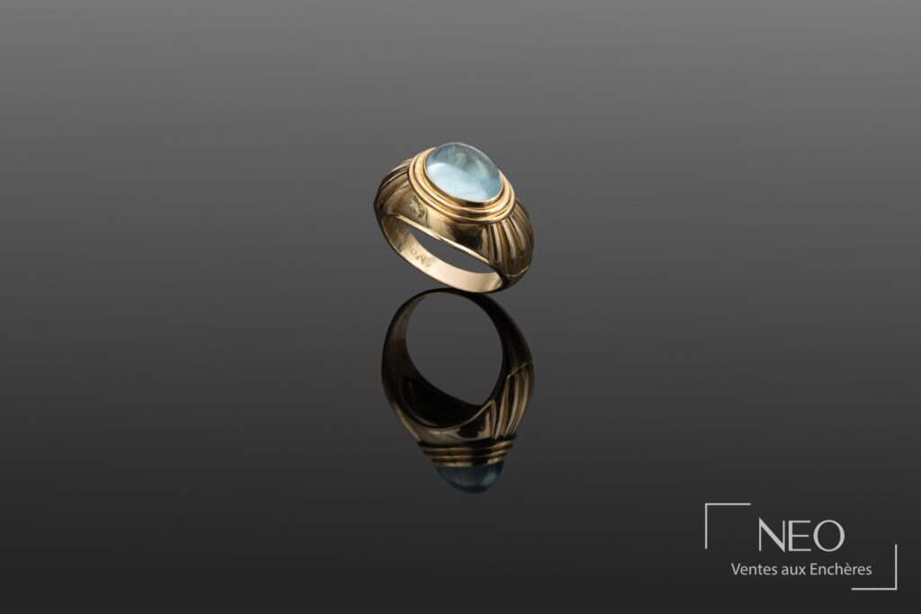 Bague Boucheron Jaïpur en or jaune avec aigue marine cabochon vue de face