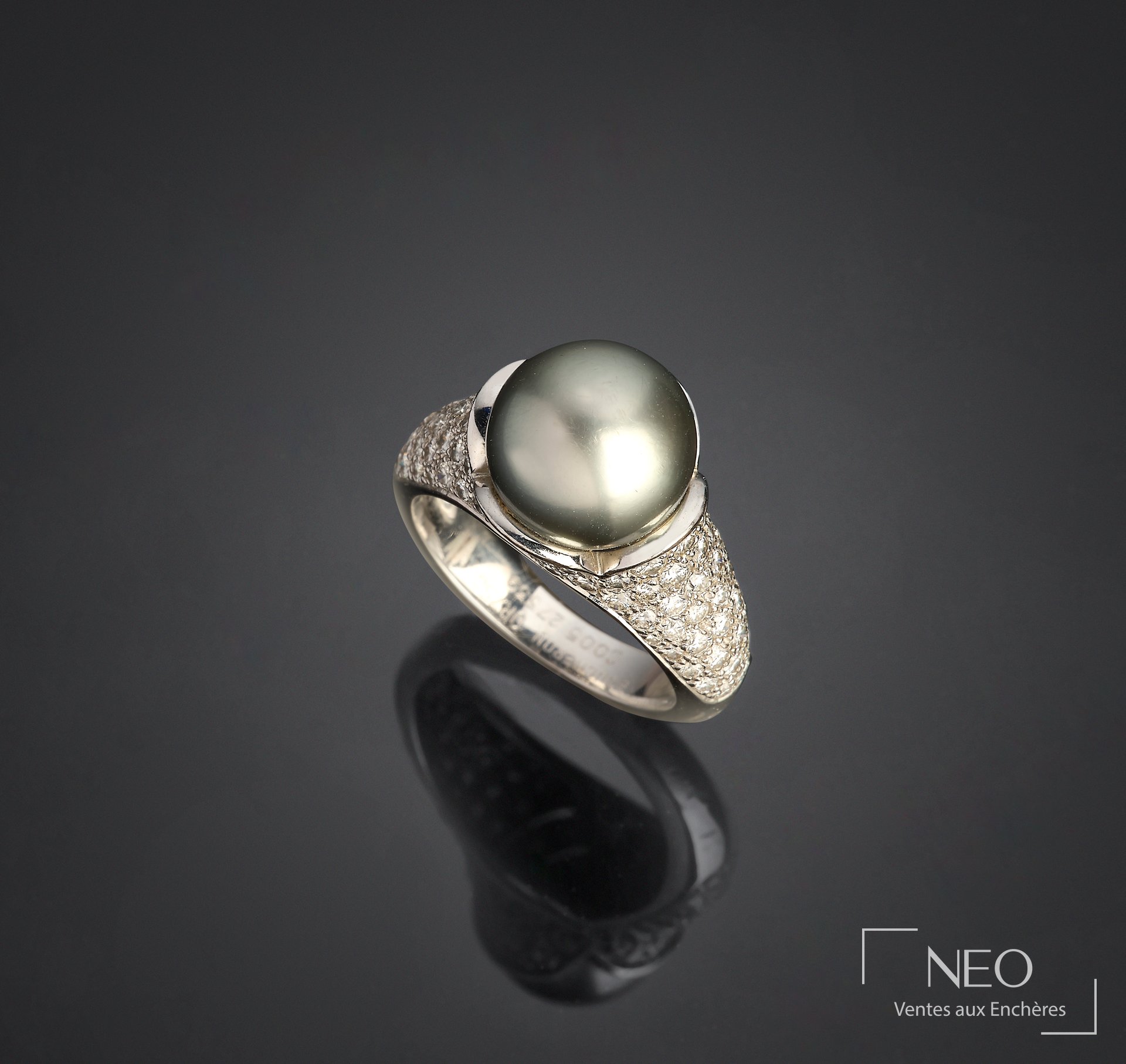 Boucheron bague Tulipe en or gris 18 carats, perle de culture grise et diamants