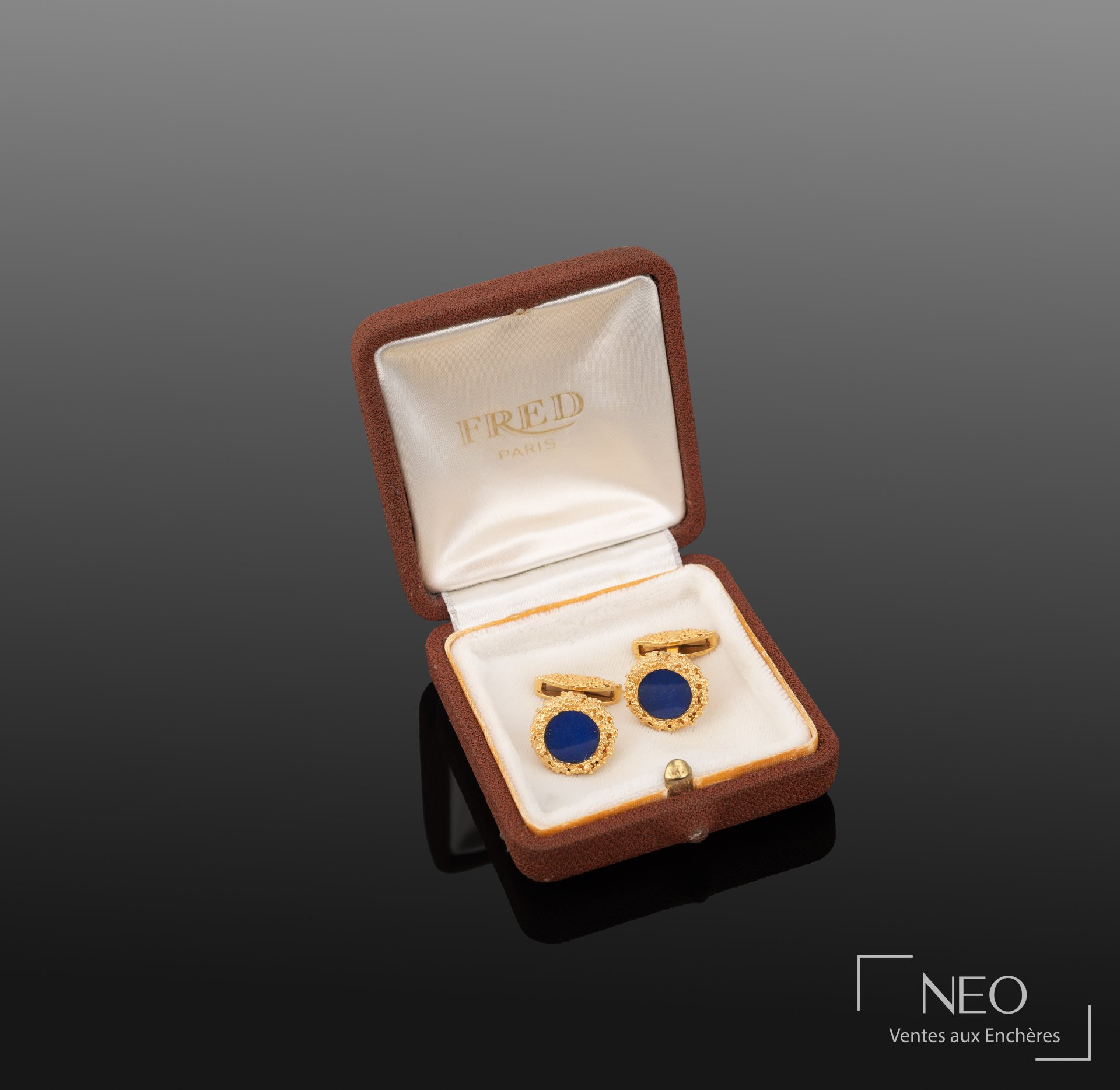 Boucheron paire de boutons de manchettes en or jaune 18K et grenats