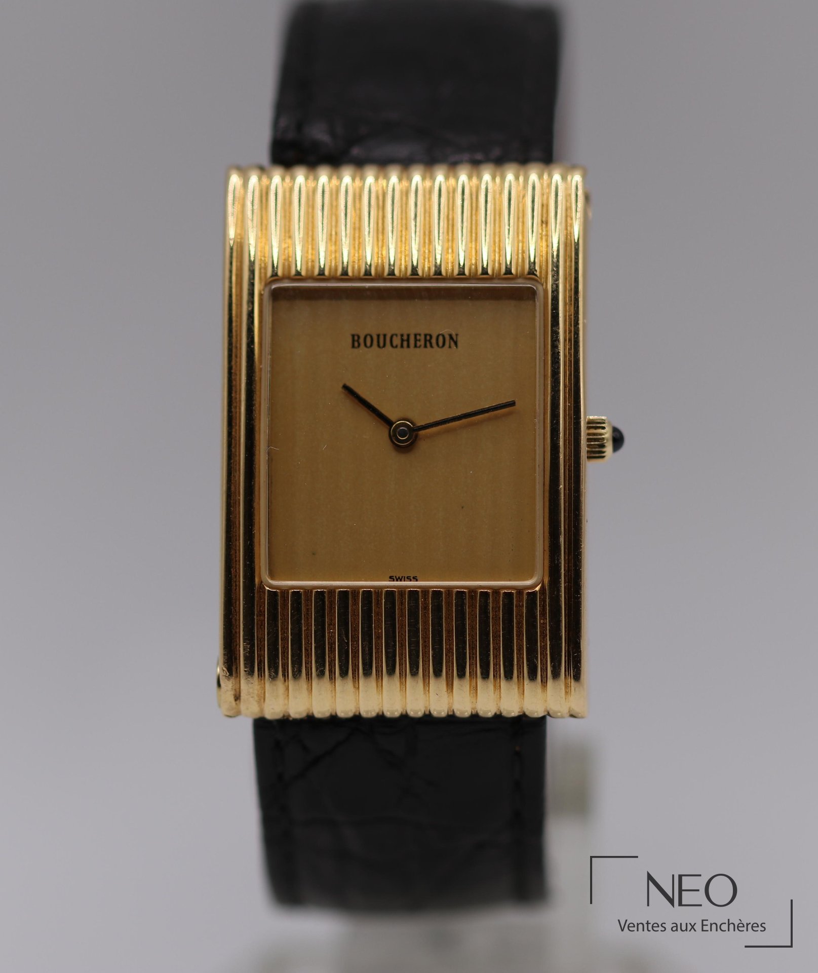 Montre Boucheron Reflet en or jaune avec cadran doré et bracelet noir
