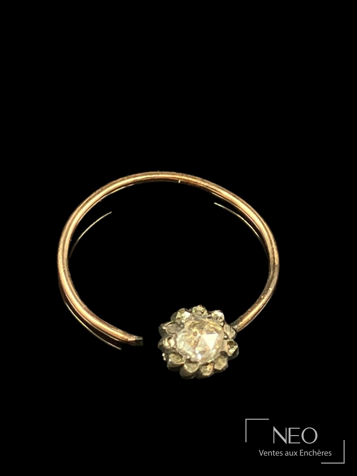 Boucle d&rsquo;oreille unique en or jaune 9 carats et diamant taille rose