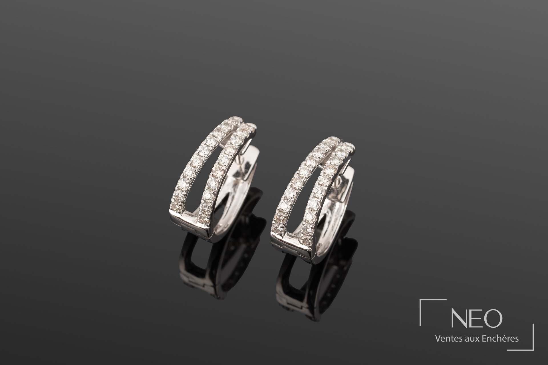 Paire de boucles d&rsquo;oreille créoles en or gris 18K serties de diamants
