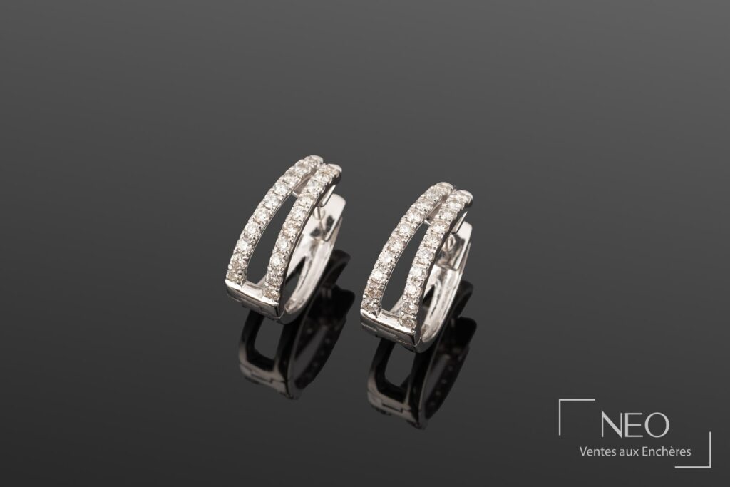 Paire de créoles en or gris serties de diamants