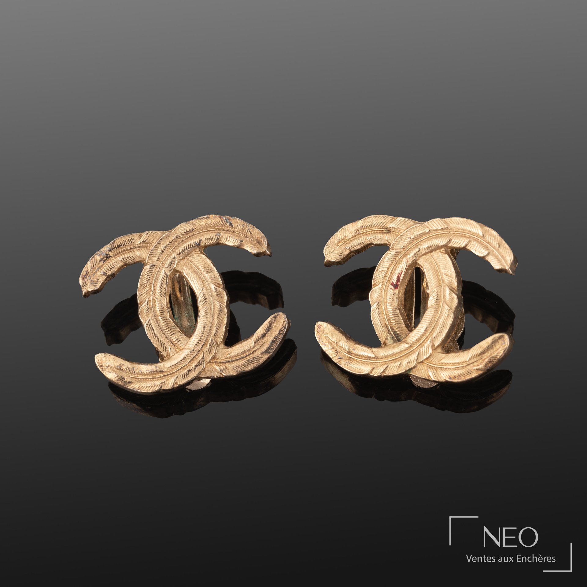 Paire de boucles d'oreilles Chanel en métal doré formant le double C