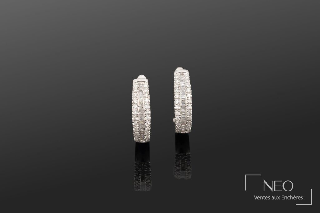 Paire de créoles en platine serties de diamants sur fond sombre
