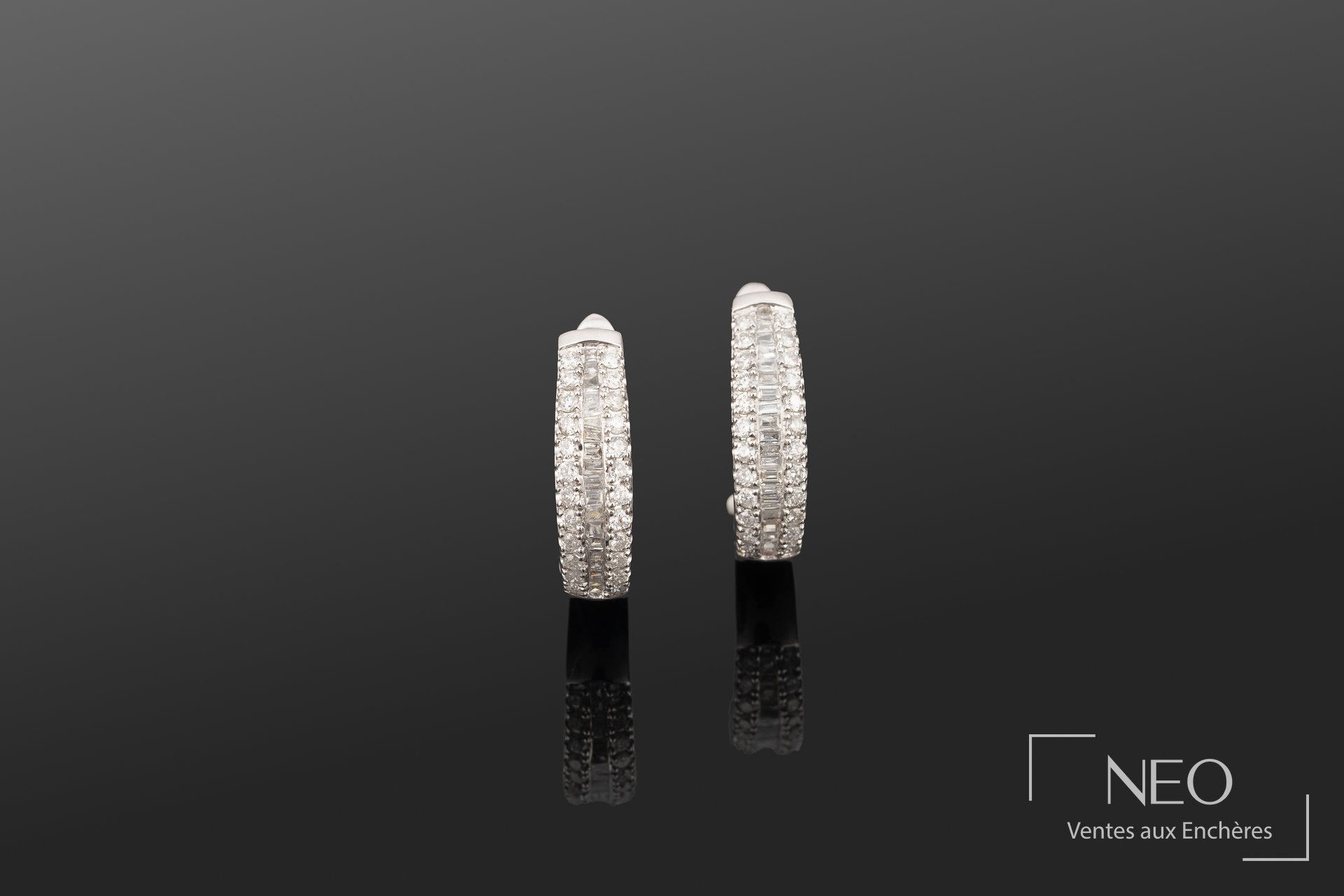 Paire de boucles d’oreilles créoles en platine serties de diamants