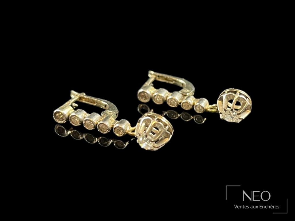 Paire de boucles d’oreilles en or gris et platine serties de diamants anciens