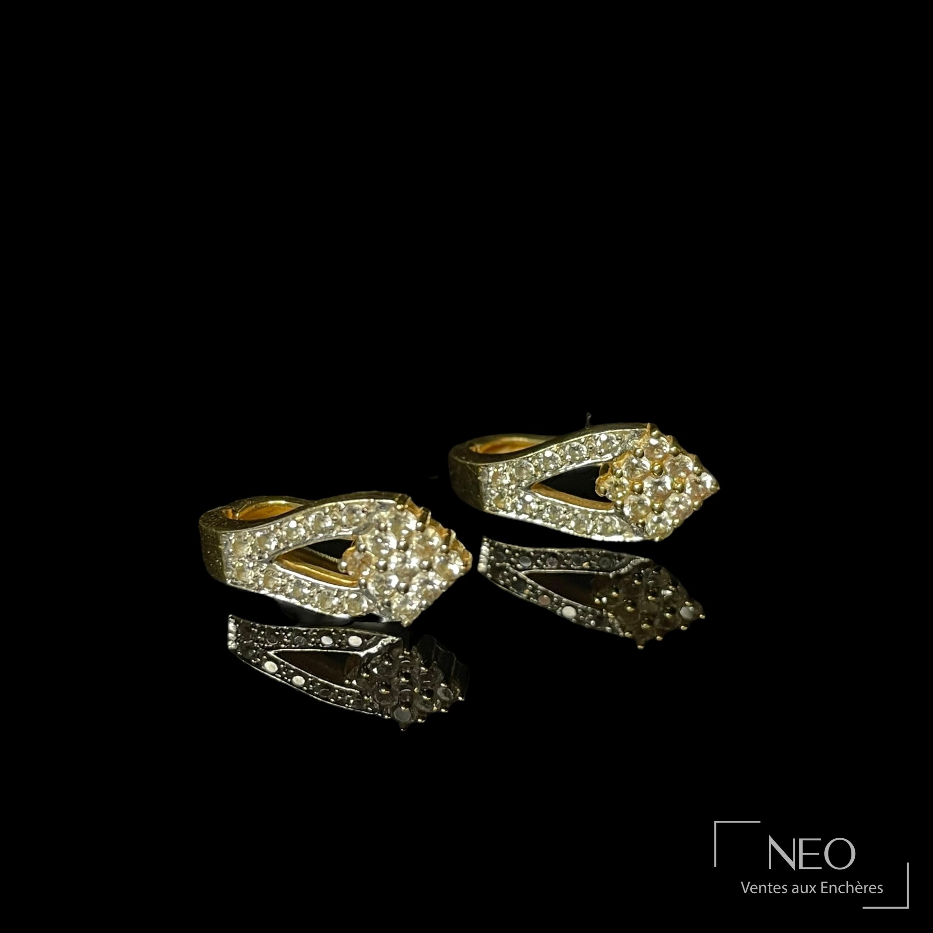 Boucles d&rsquo;oreilles en or jaune 18 carats et pierres blanches pavage losangique