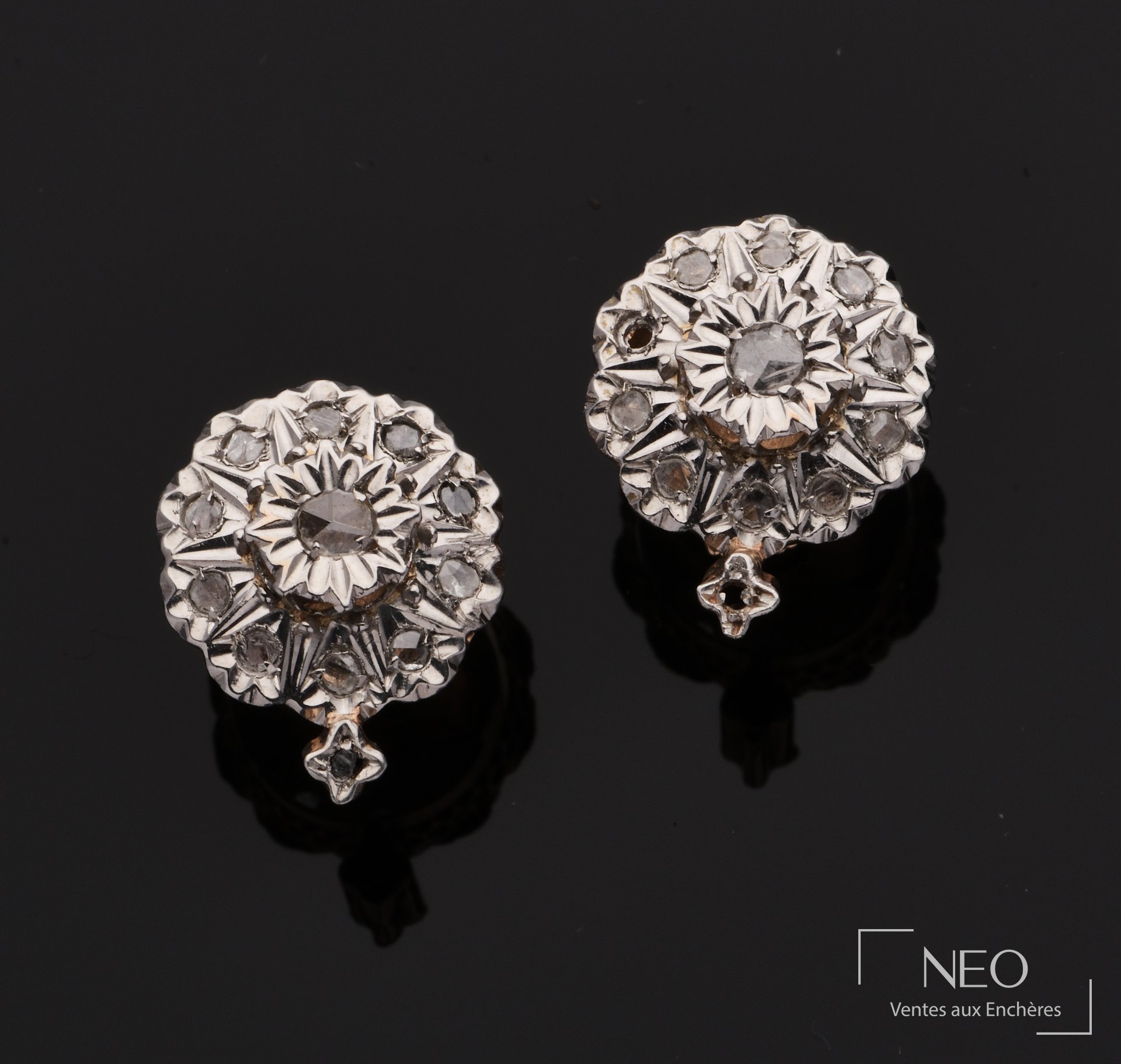 Paire de boucles d’oreilles en ors jaune et gris 18 carats, diamants