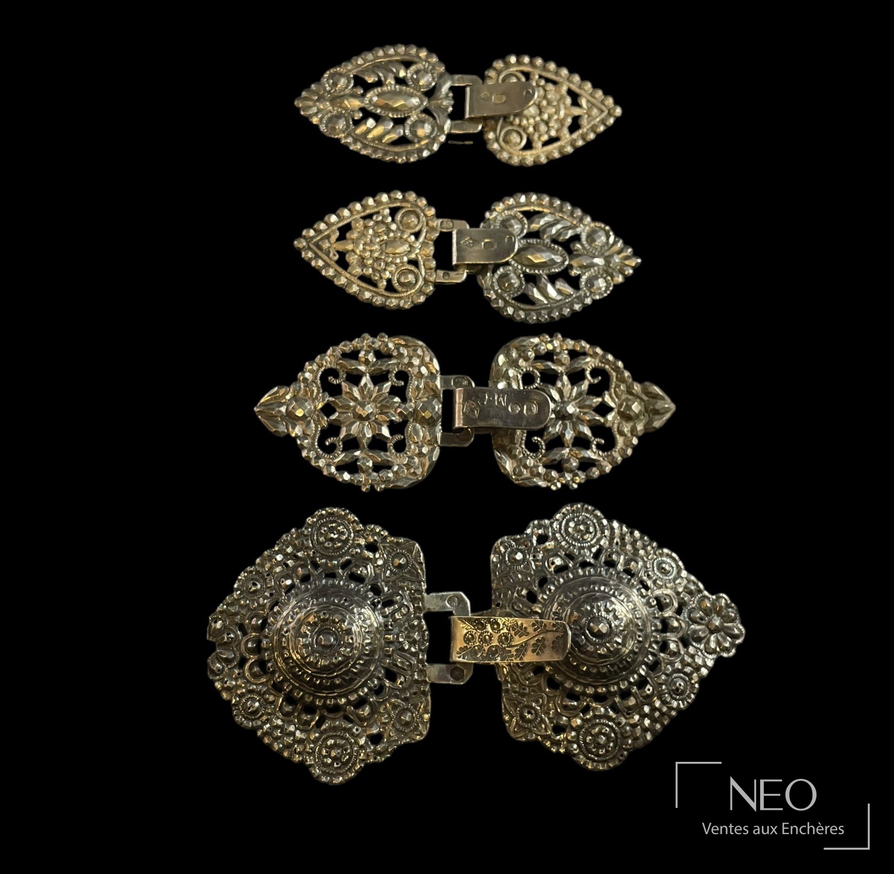 Ensemble de huit boucles de ceinture en argent, début XIXe siècle