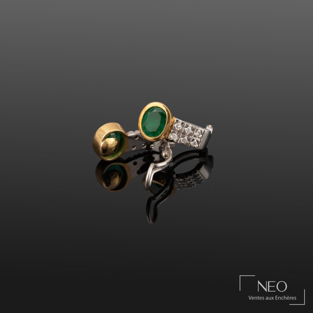 Boucles d'oreilles en or jaune et gris avec émeraude ovale et diamants