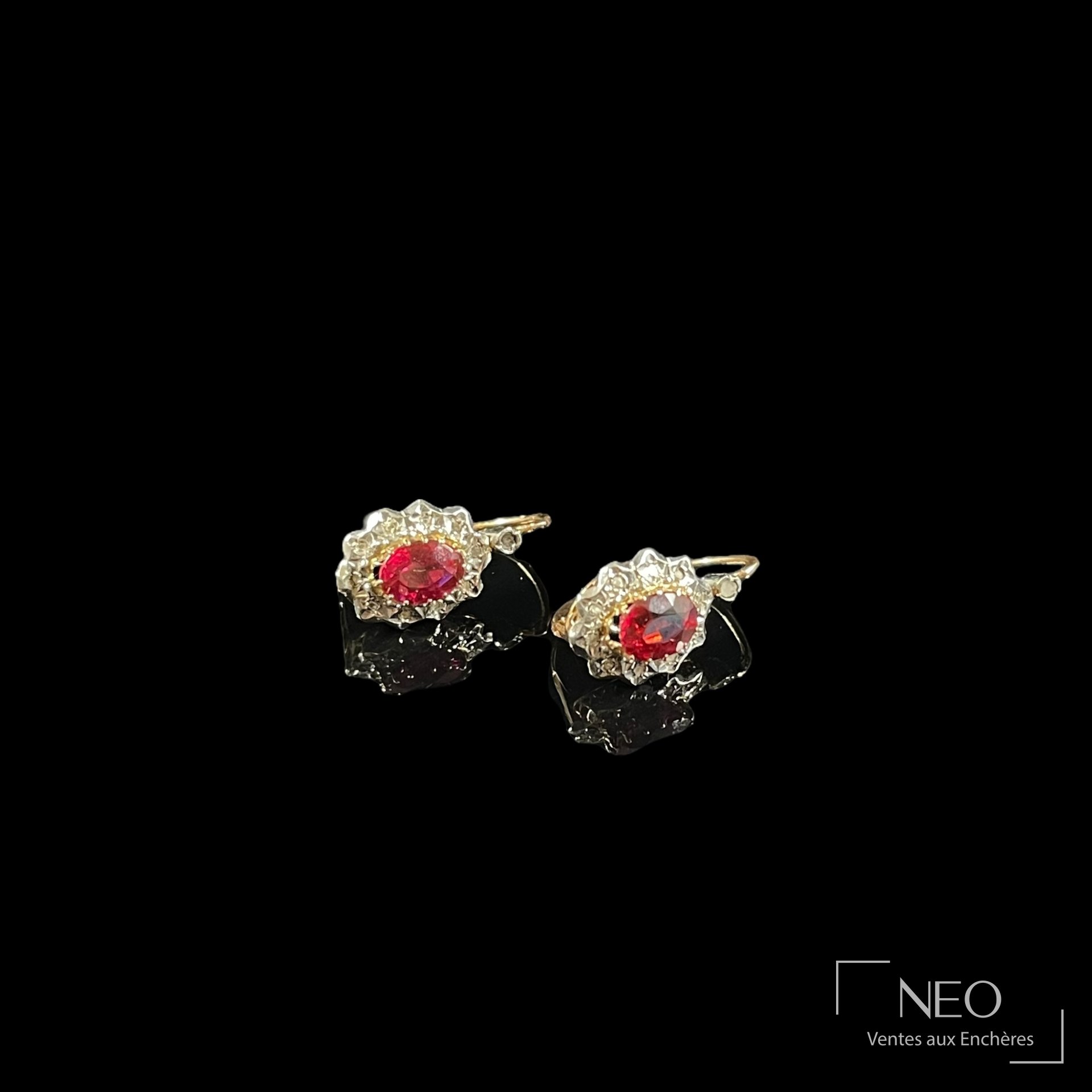 Paire de boucles d’oreilles en ors jaune et gris 18 carats, pierres rouges et diamants