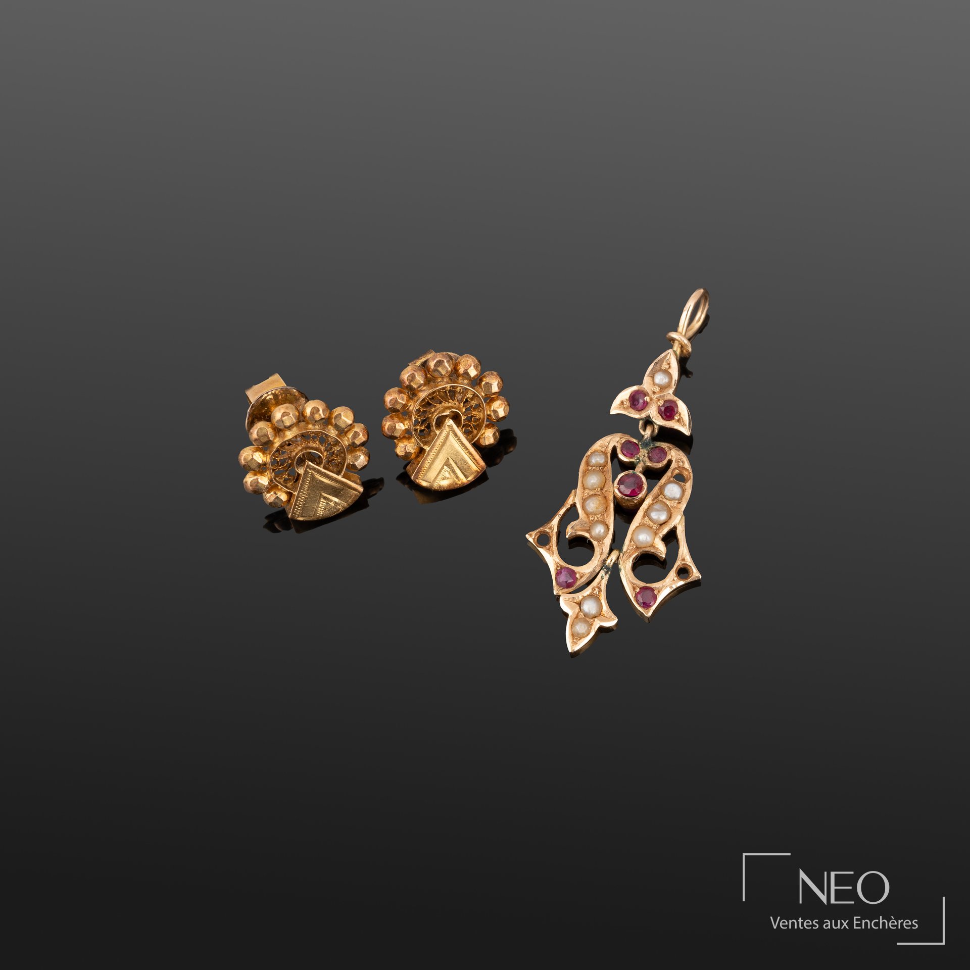 Boucles d’oreilles et pendentif en or jaune 18K et 9K