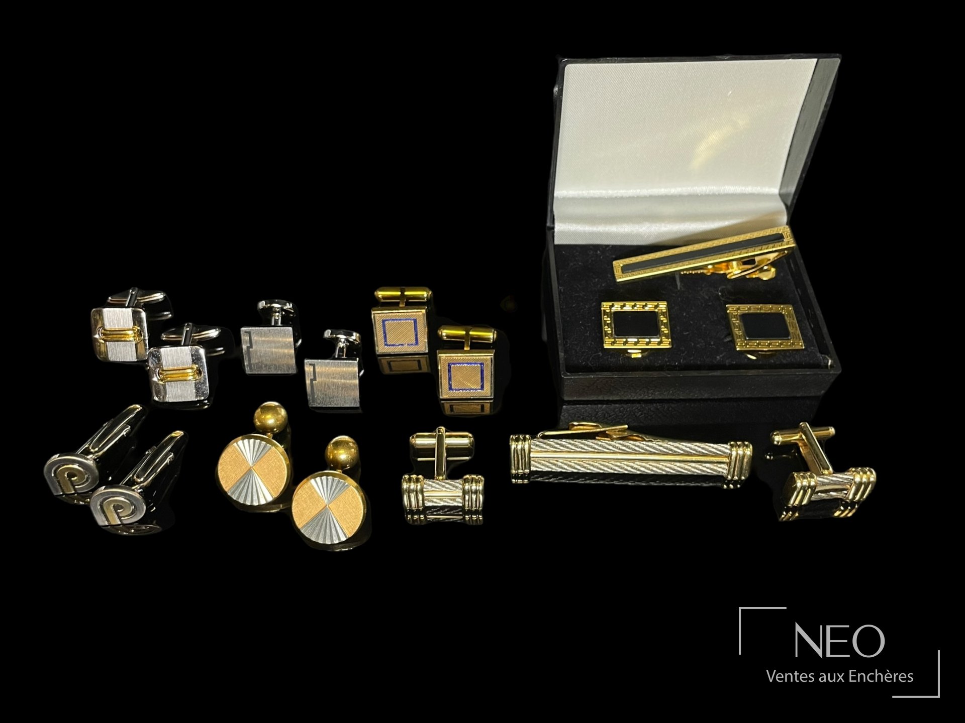 Lot de six paires de boutons à manchettes de marque et style Versace
