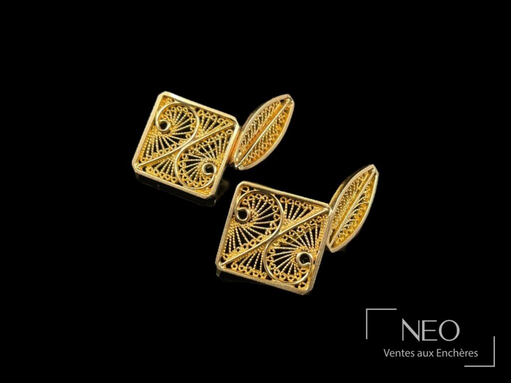Paire de boutons à manchettes en or jaune à motif filigrané sur fond noir
