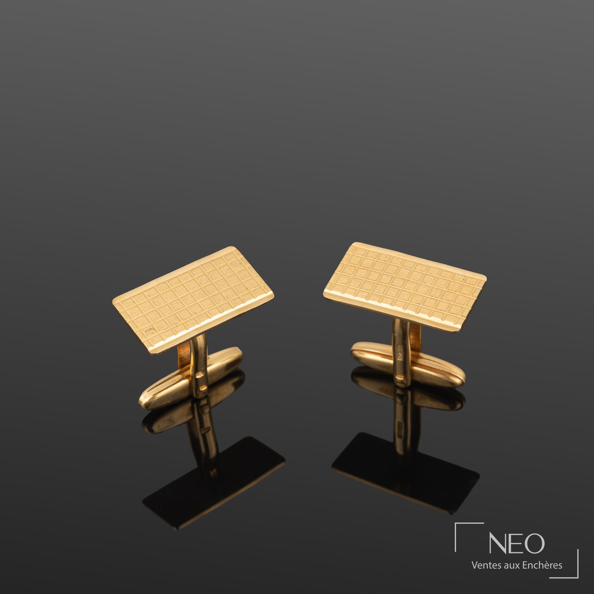 Paire de boutons de manchette en or jaune 18K à décor quadrillé